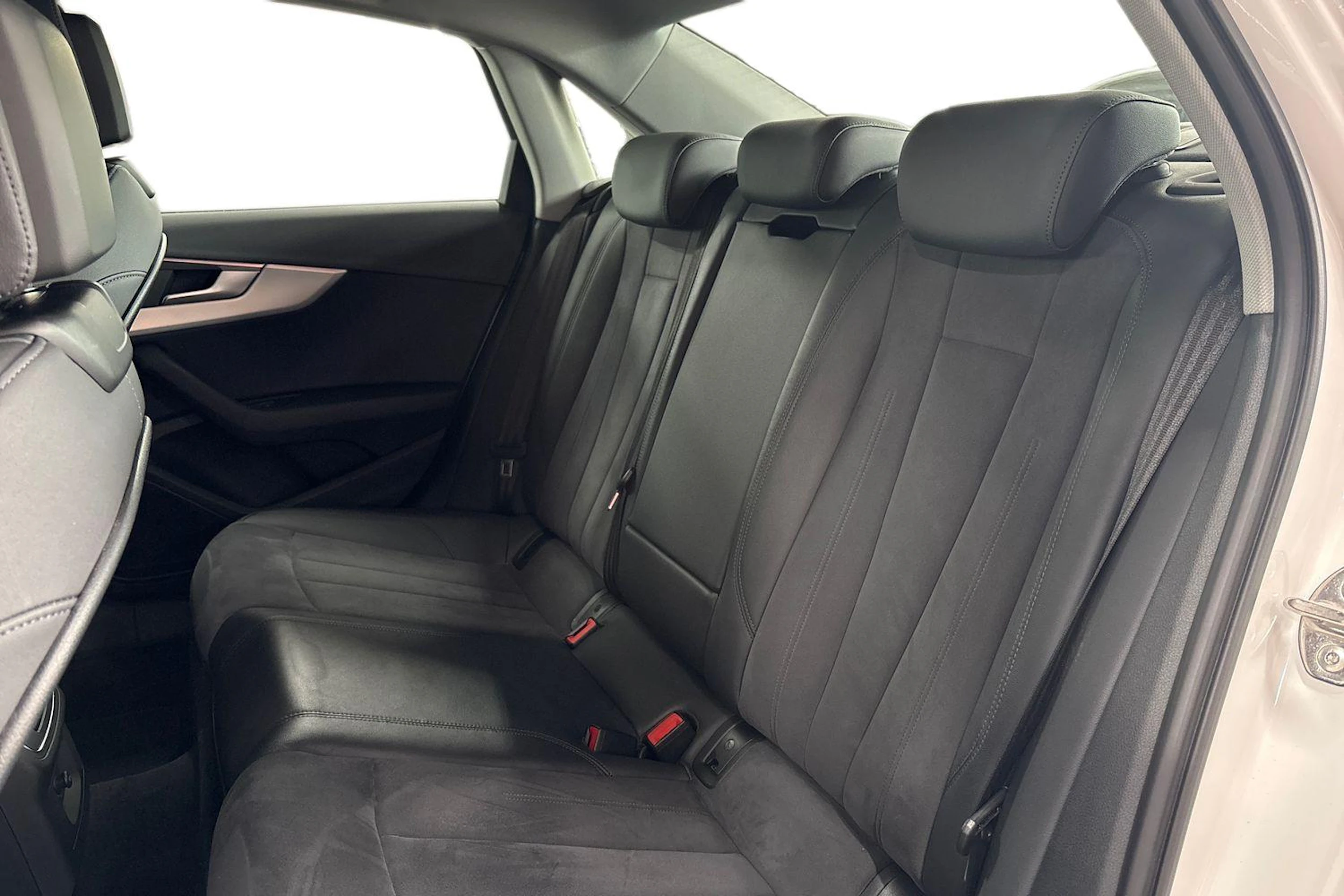Valkoinen Audi A4 2023 kuva 8.