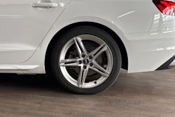 Valkoinen Audi A4 2023 kuva 10.