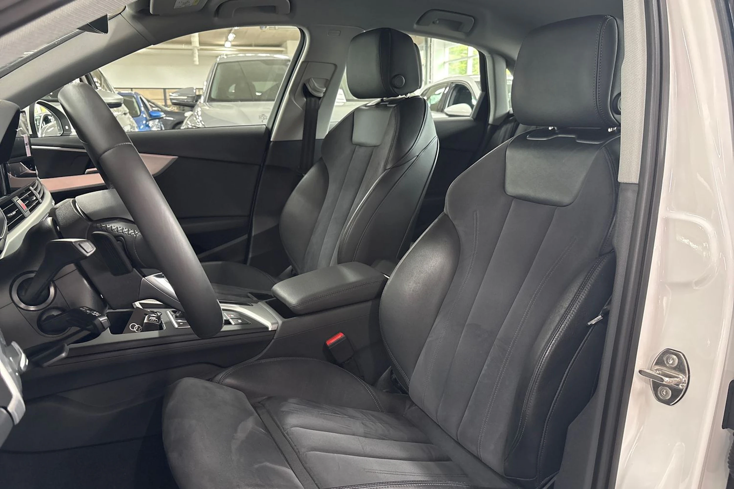Valkoinen Audi A4 2023 kuva 11.