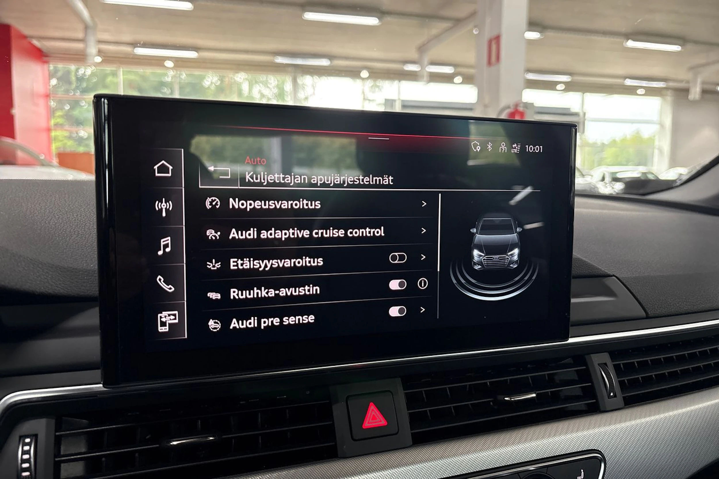Valkoinen Audi A4 2023 kuva 18.
