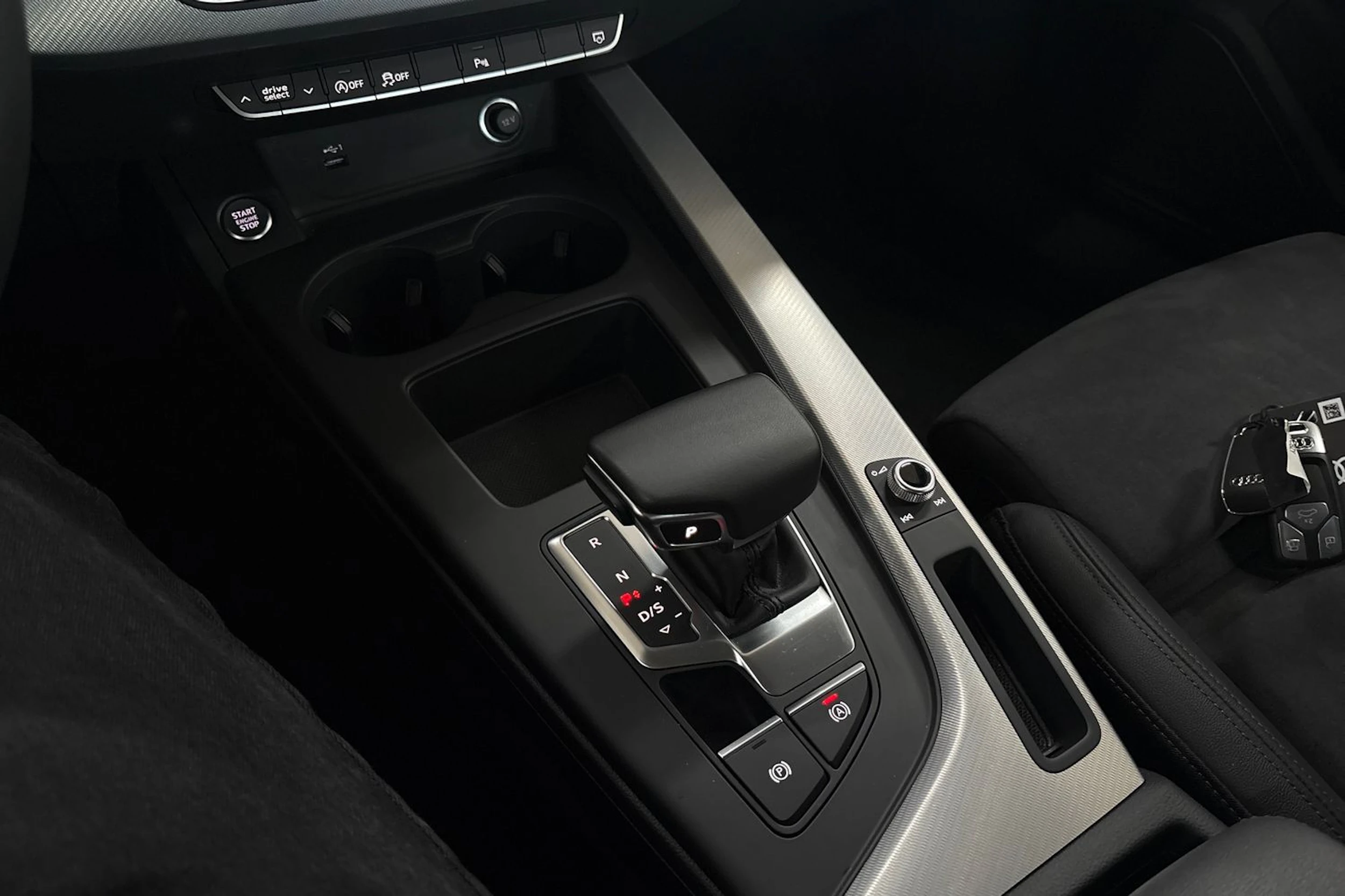Valkoinen Audi A4 2023 kuva 19.