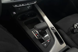 Valkoinen Audi A4 2023 kuva 19.