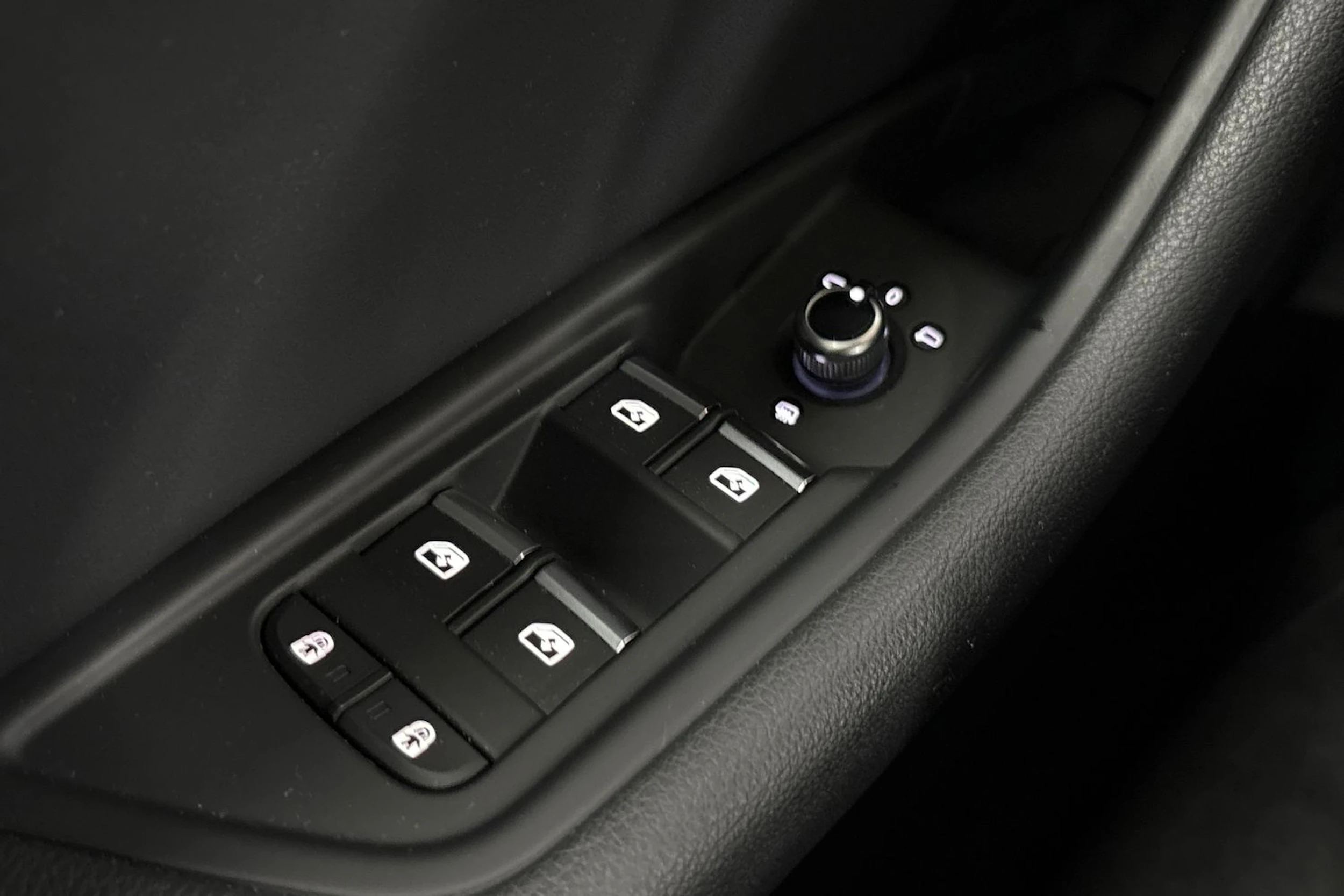 Valkoinen Audi A4 2023 kuva 22.