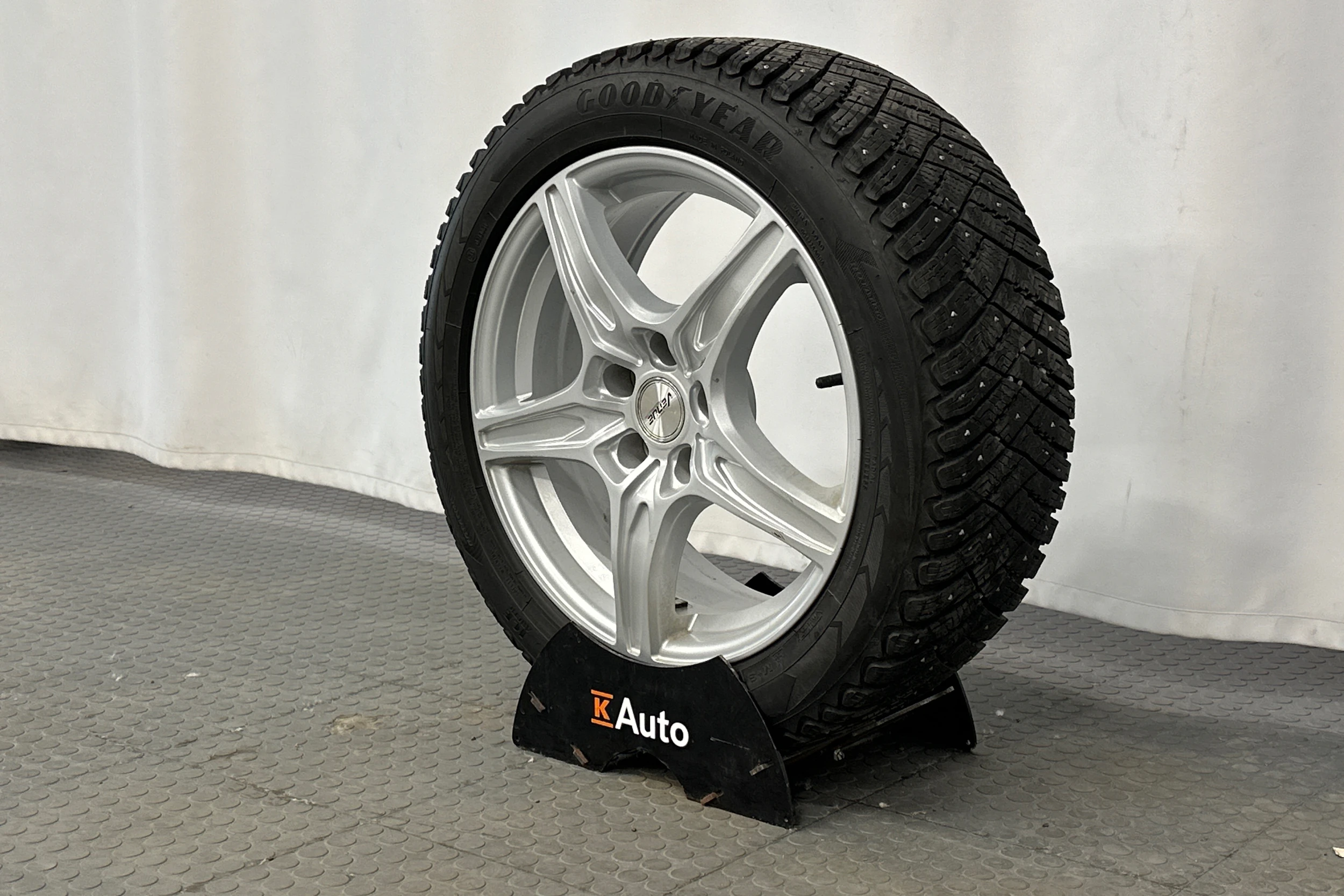 valkoinen Audi A4 2023 kuva 13.