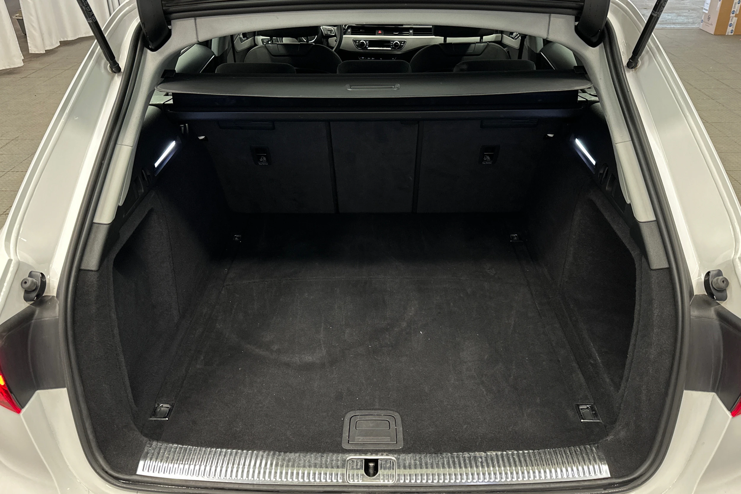 valkoinen Audi A4 2023 kuva 15.