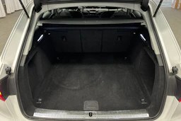 valkoinen Audi A4 2023 kuva 15.
