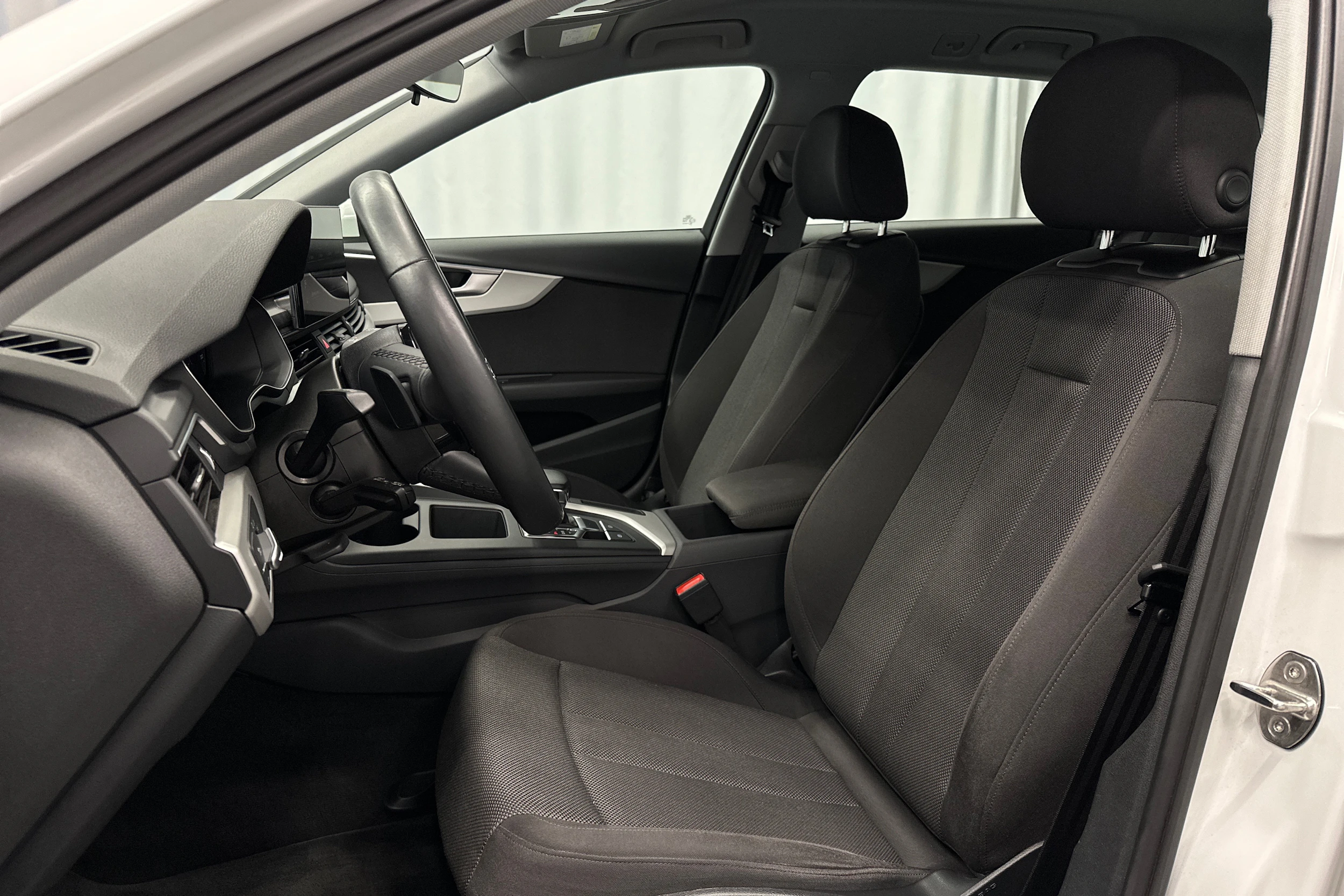 valkoinen Audi A4 2023 kuva 18.