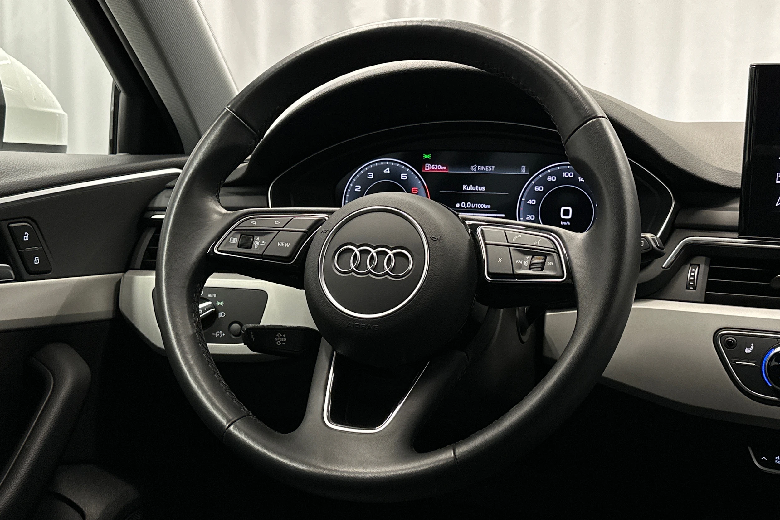 valkoinen Audi A4 2023 kuva 19.