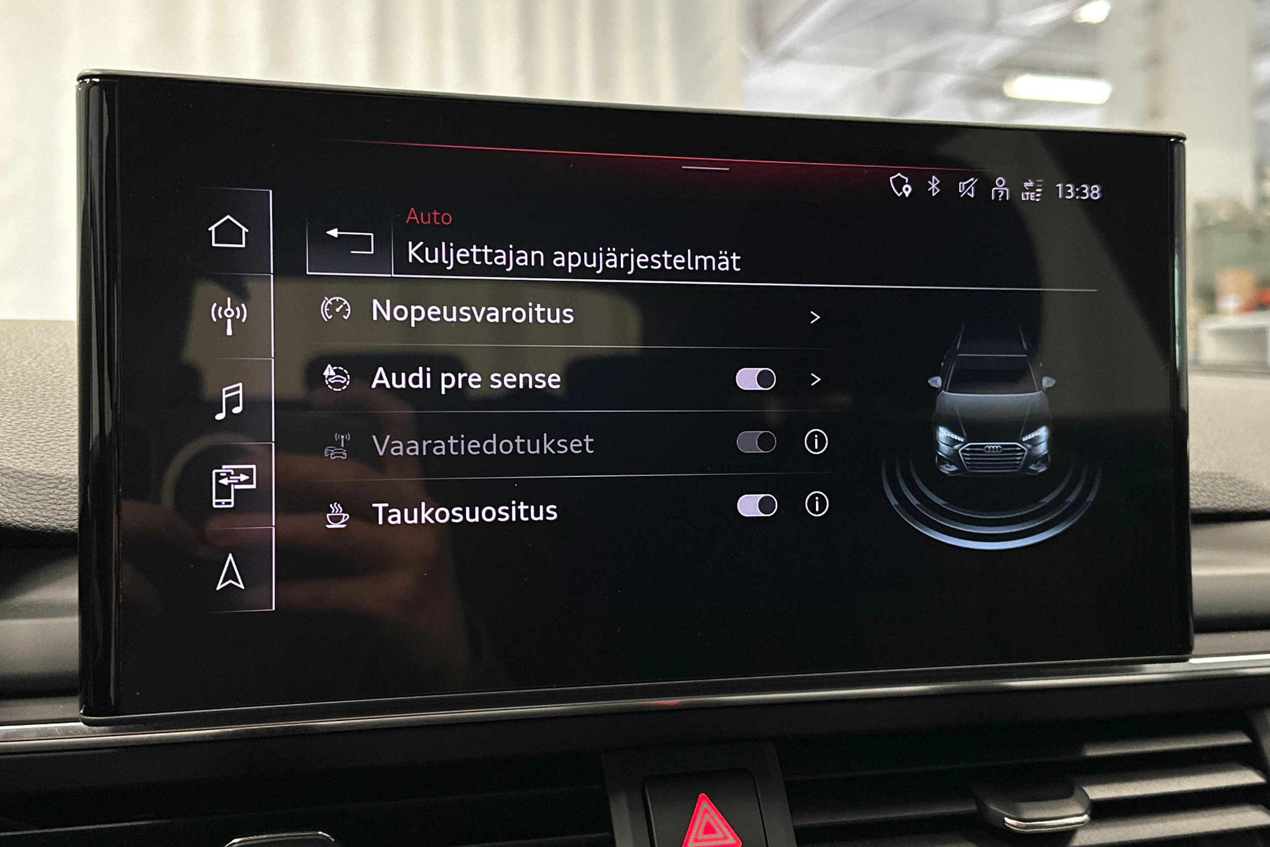 valkoinen Audi A4 2023 kuva 26.