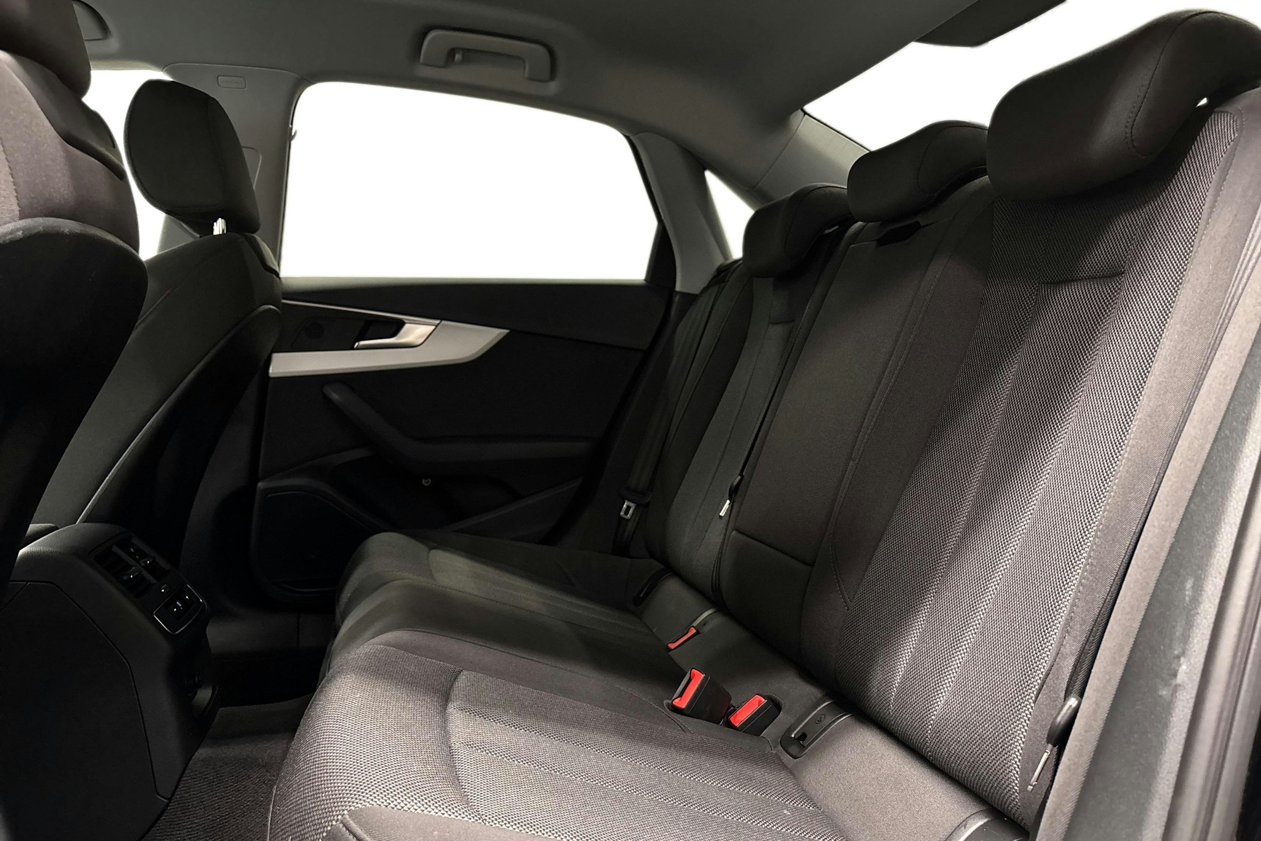 musta Audi A4 2023 kuva 10.