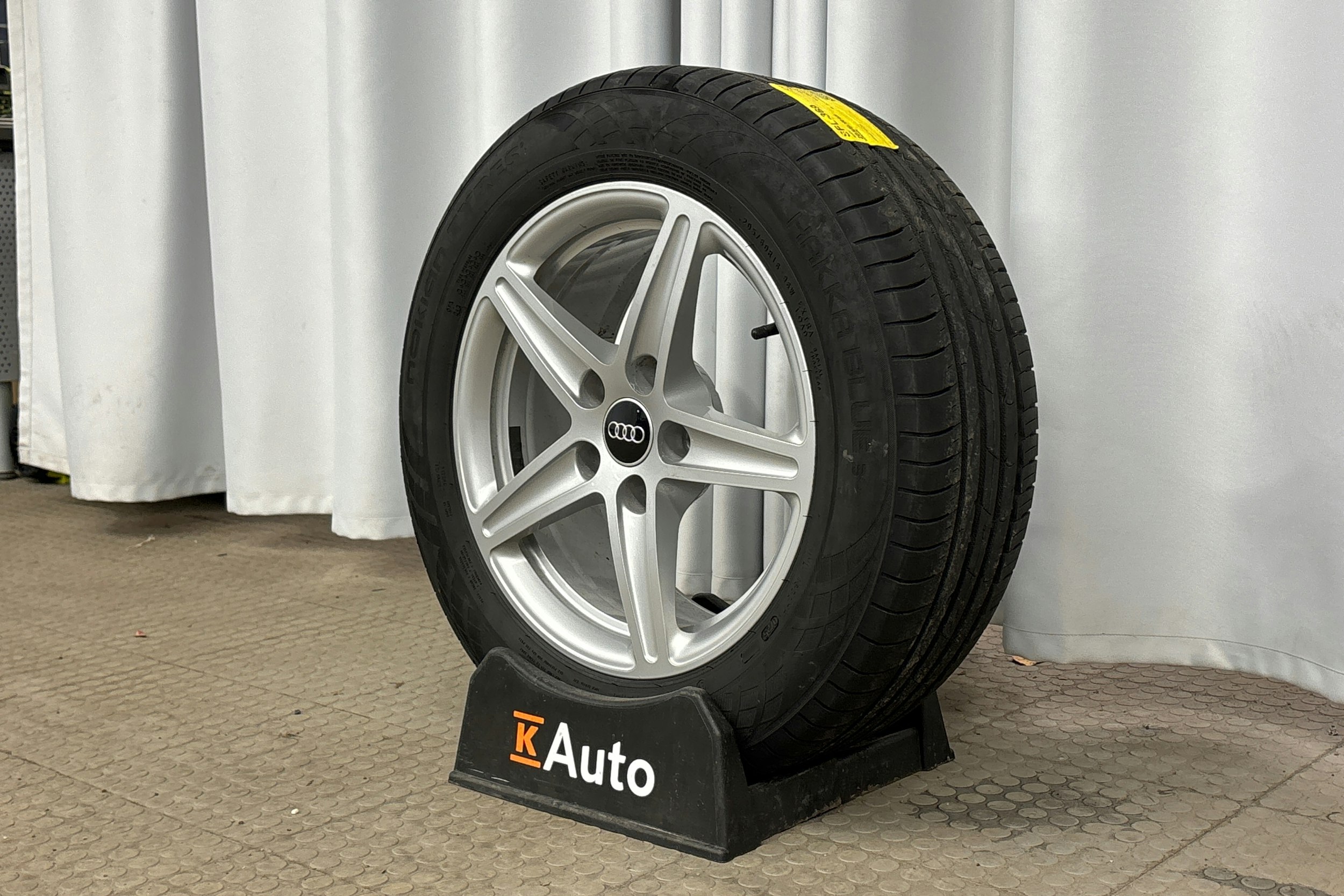 musta Audi A4 2023 kuva 13.