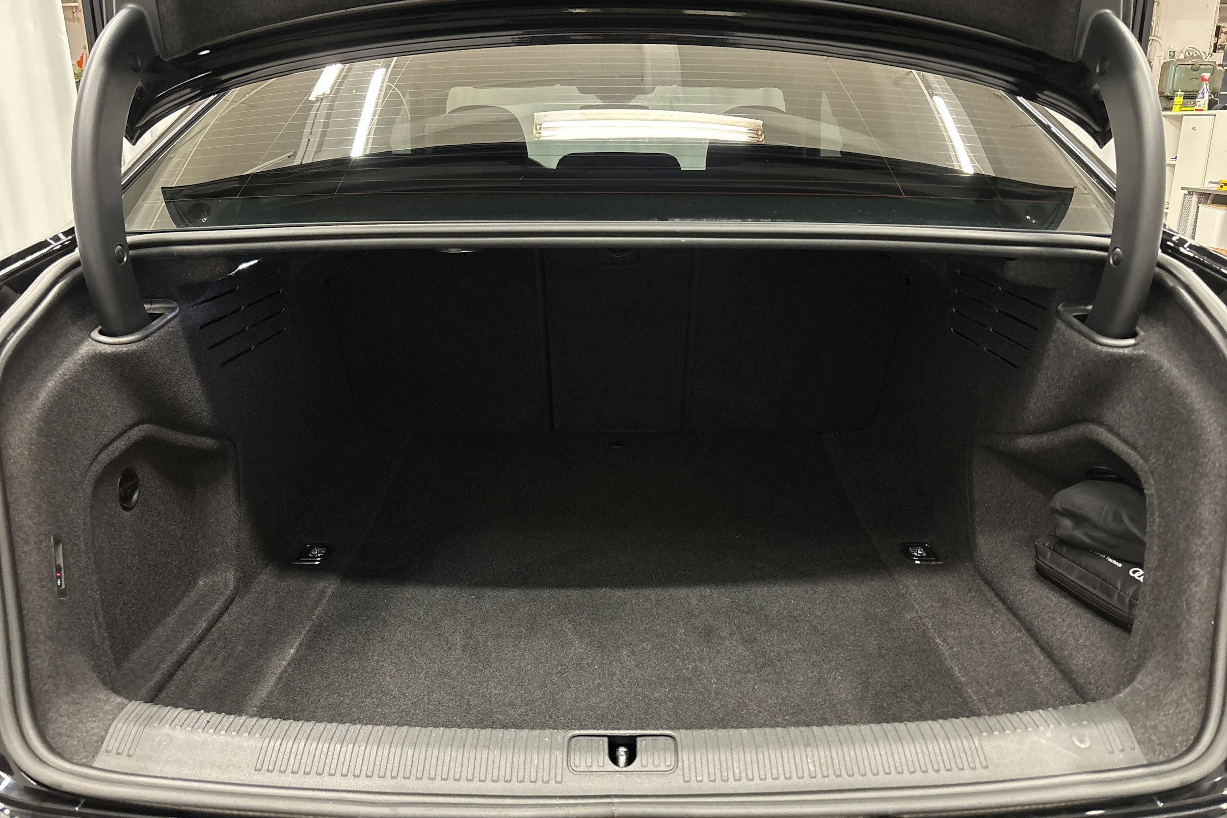 musta Audi A4 2023 kuva 14.