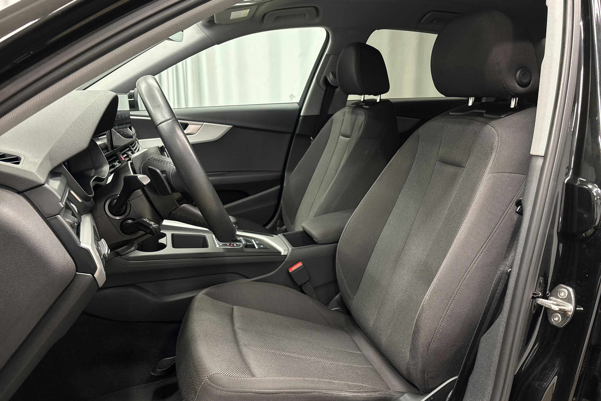 musta Audi A4 2023 kuva 17.