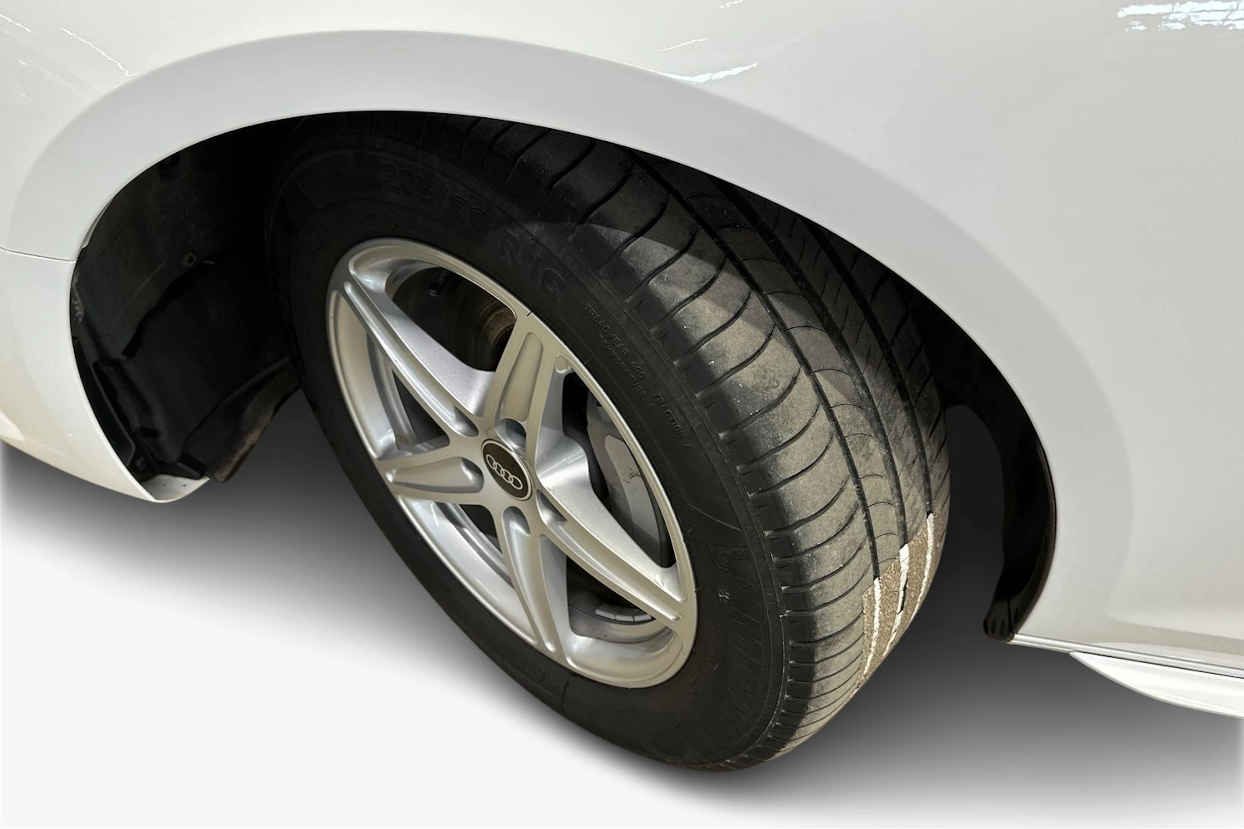 valkoinen Audi A4 2023 kuva 9.