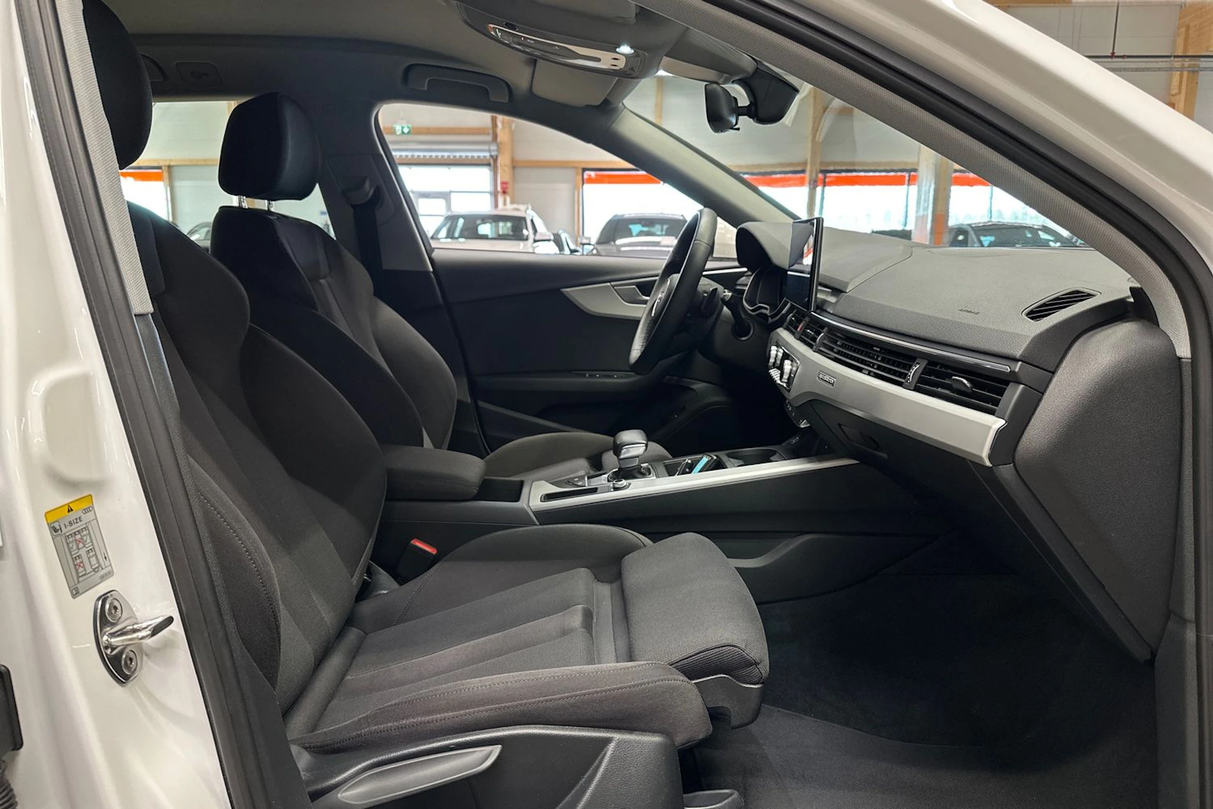 valkoinen Audi A4 2023 kuva 11.