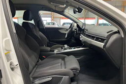 valkoinen Audi A4 2023 kuva 11.
