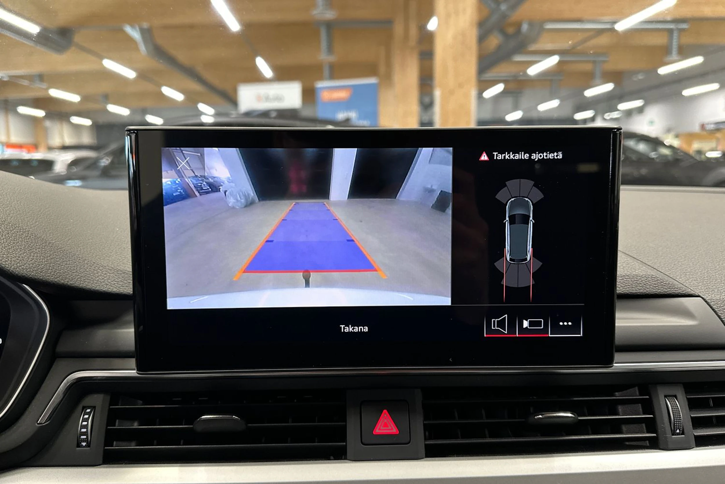 valkoinen Audi A4 2023 kuva 12.