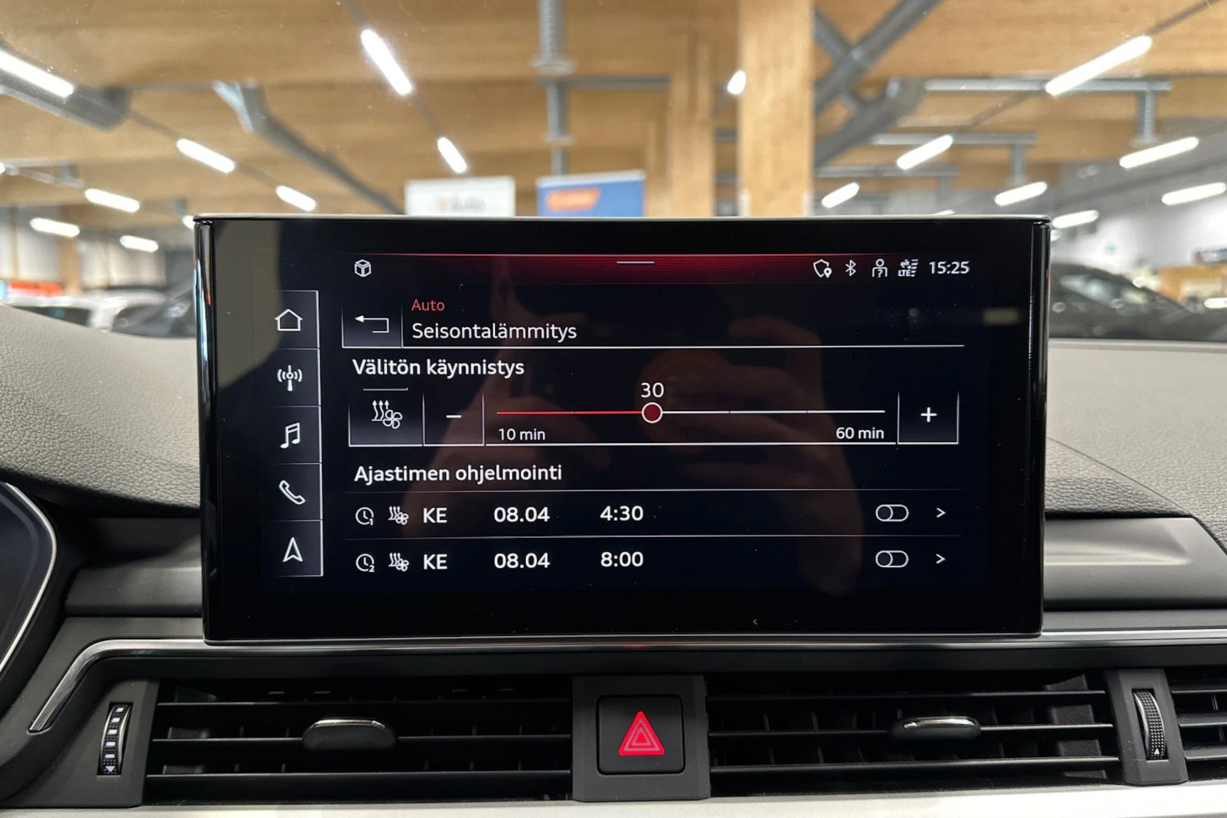 valkoinen Audi A4 2023 kuva 13.