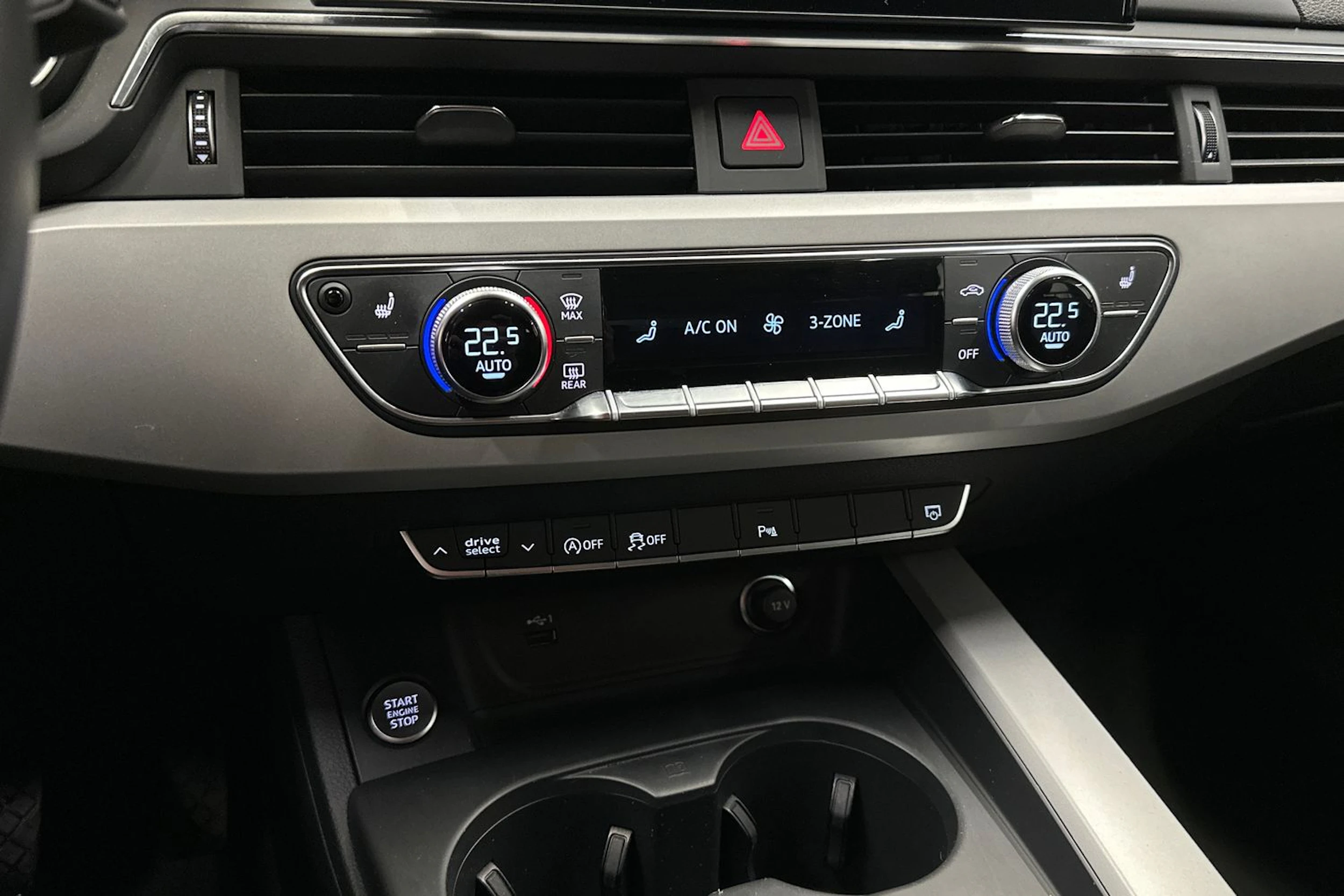 valkoinen Audi A4 2023 kuva 16.