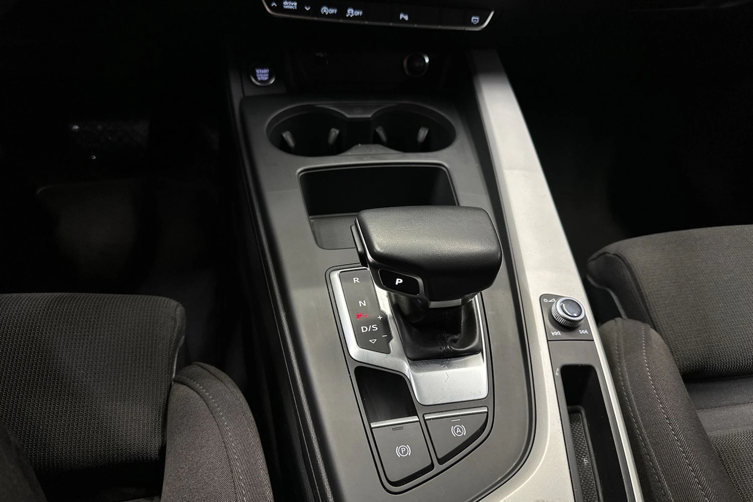 valkoinen Audi A4 2023 kuva 17.