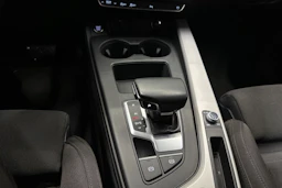 valkoinen Audi A4 2023 kuva 17.