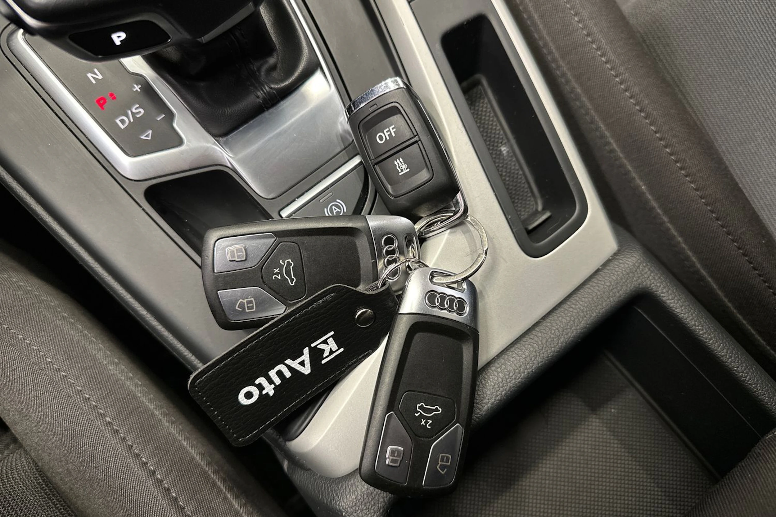 valkoinen Audi A4 2023 kuva 18.