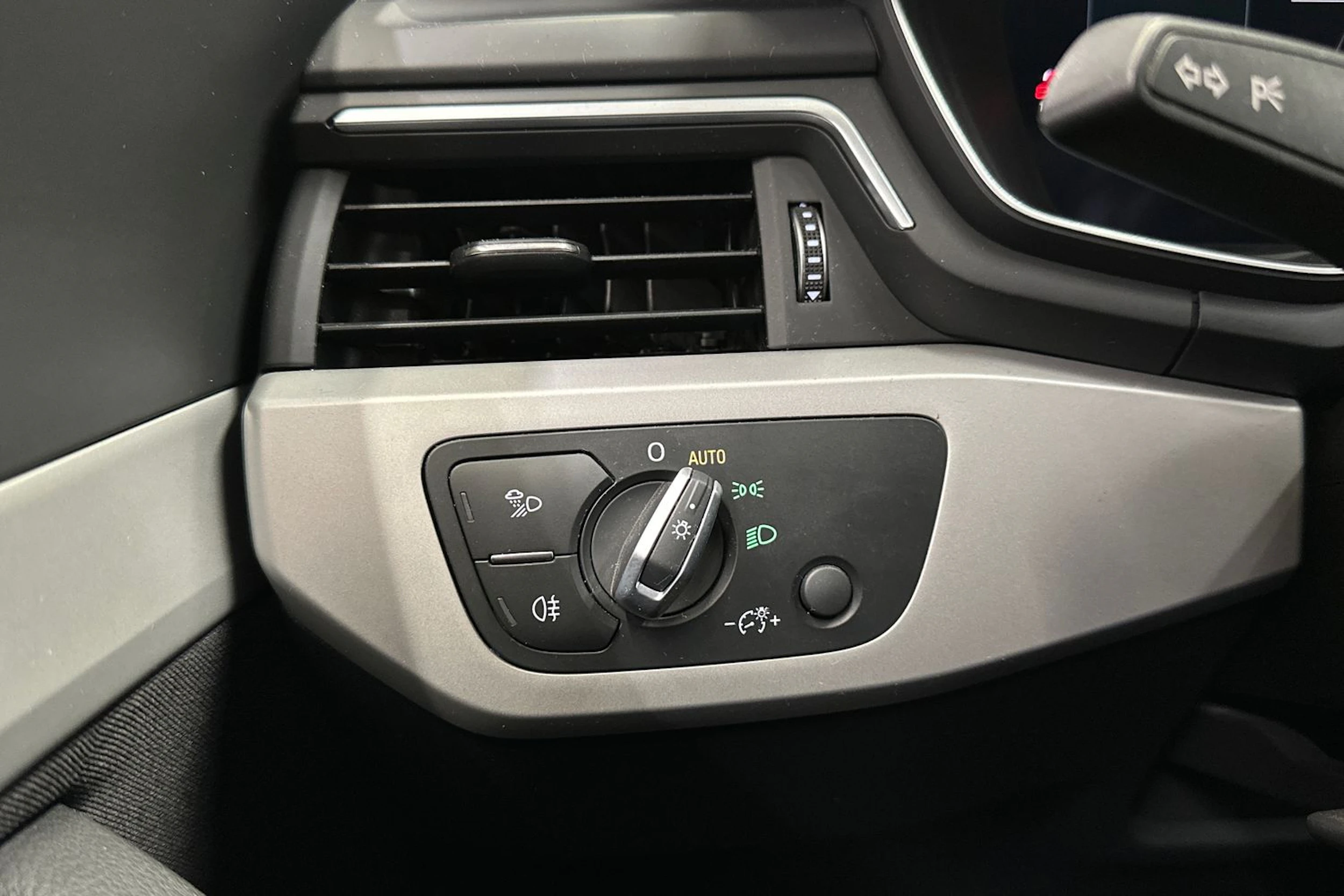 valkoinen Audi A4 2023 kuva 24.