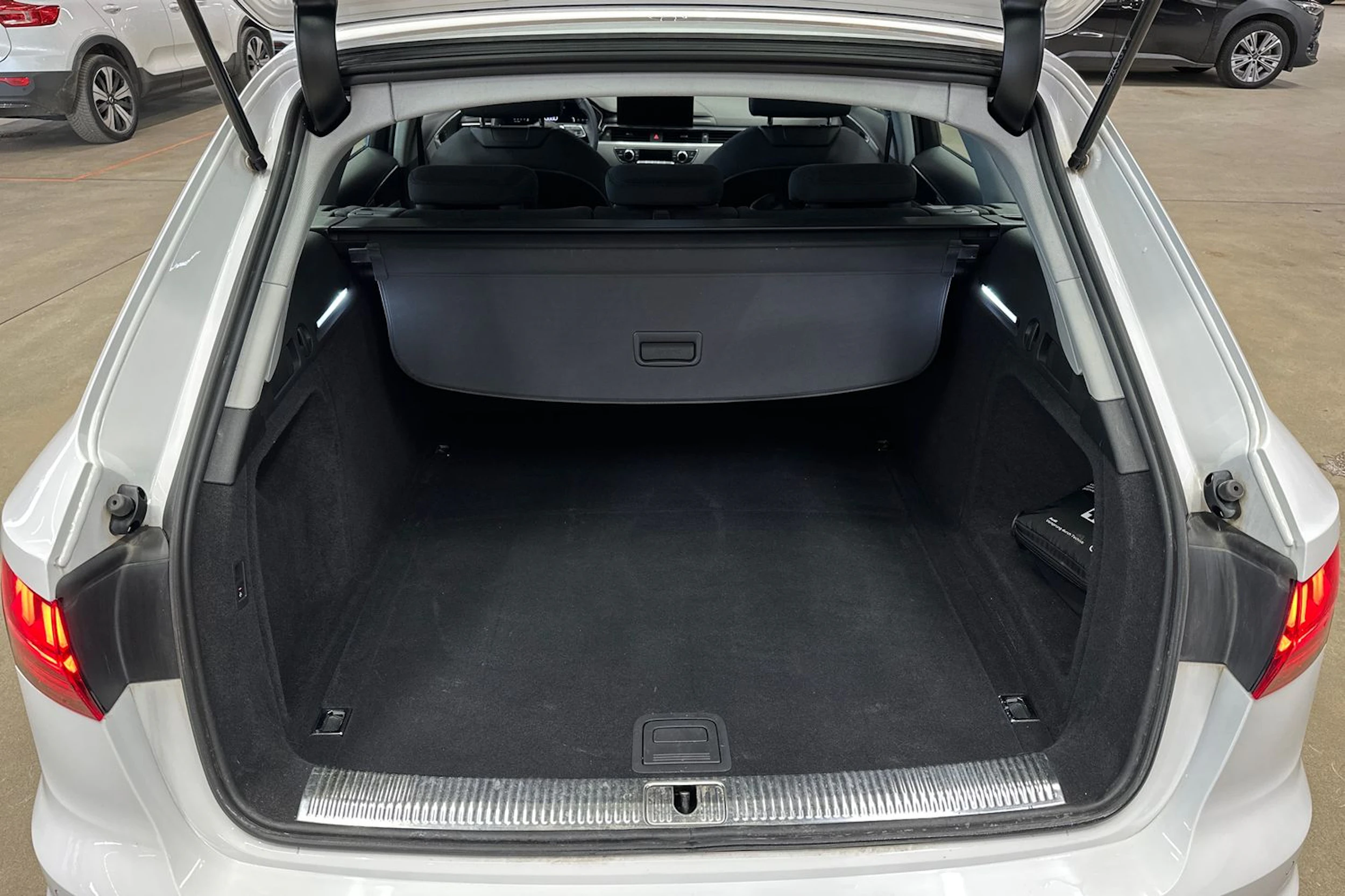 valkoinen Audi A4 2023 kuva 26.