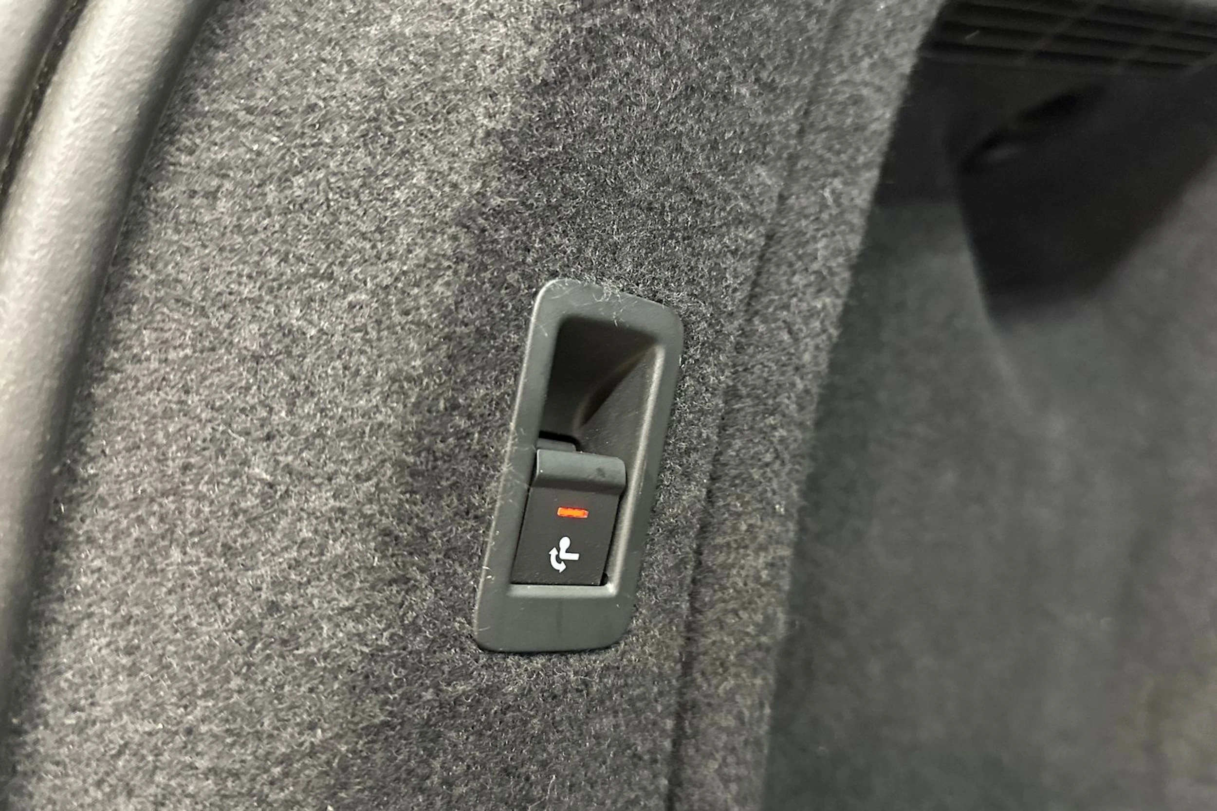 valkoinen Audi A4 2023 kuva 27.