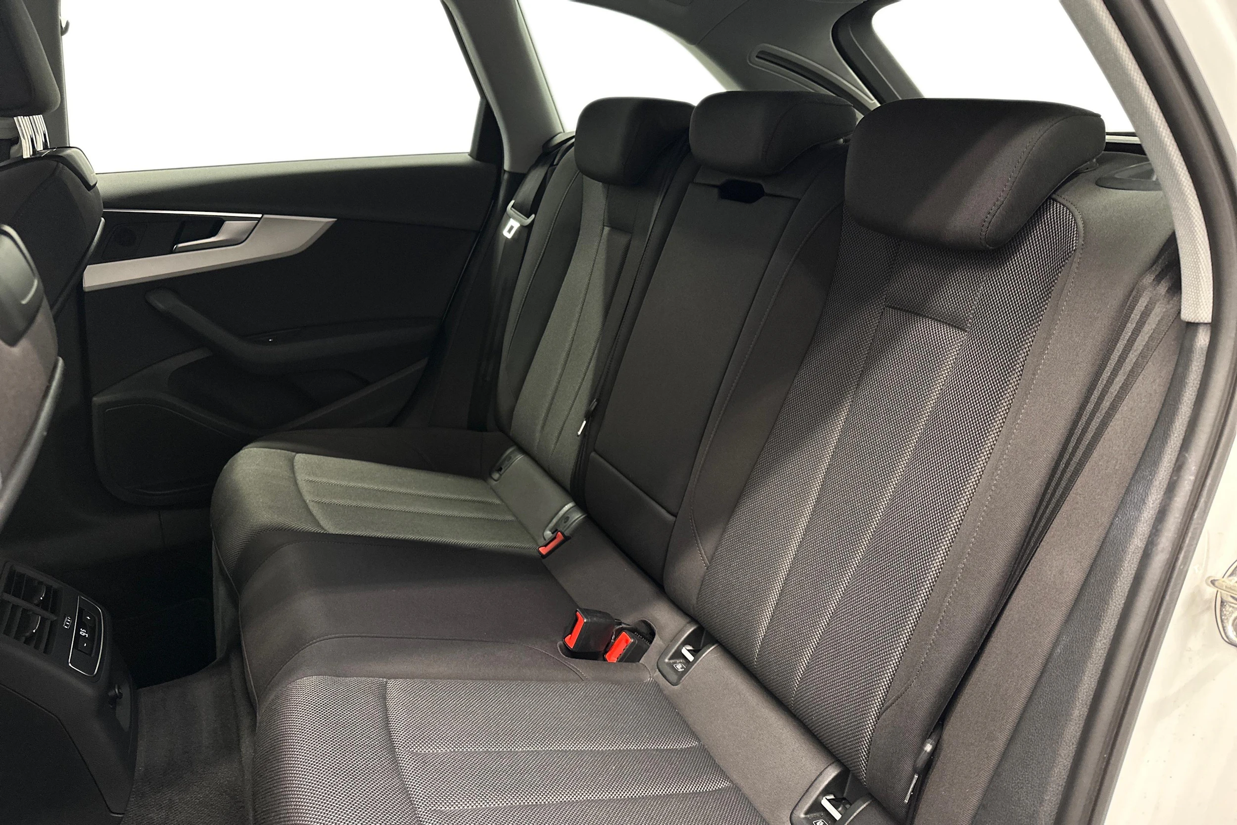 valkoinen Audi A4 2023 kuva 8.