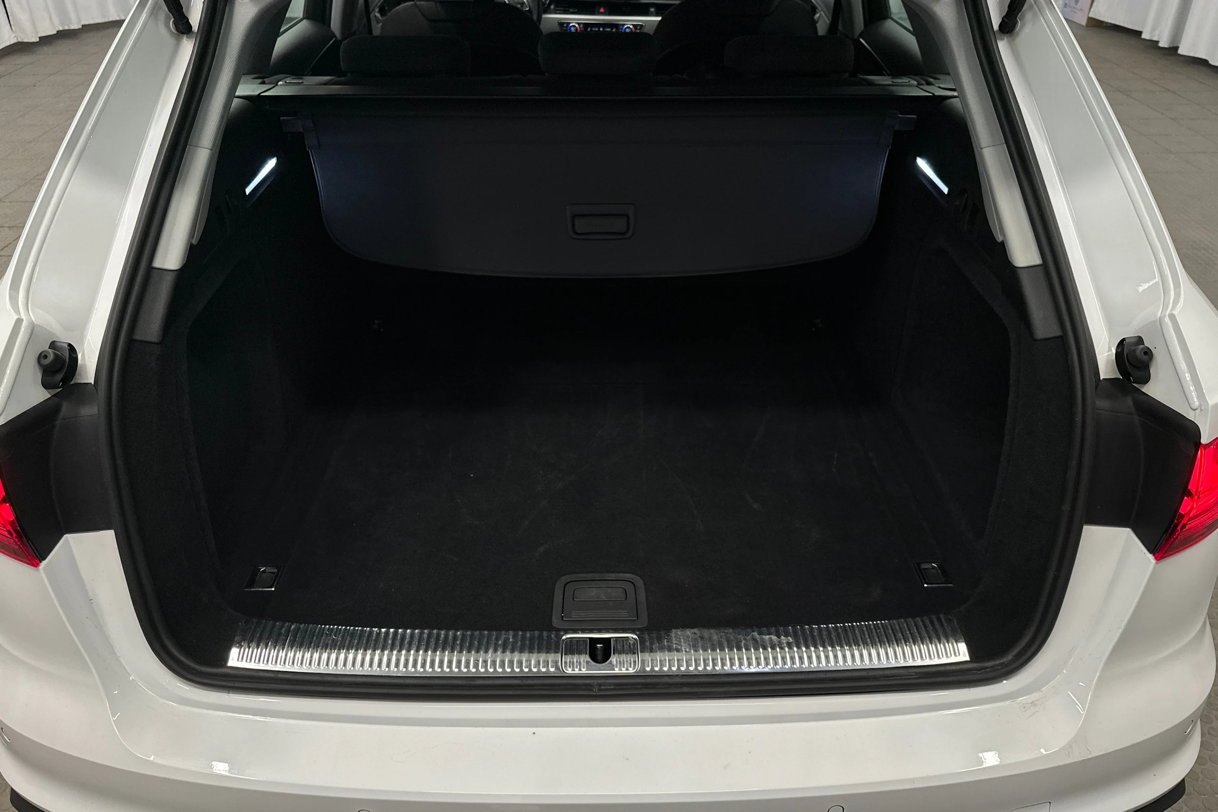 valkoinen Audi A4 2023 kuva 26.