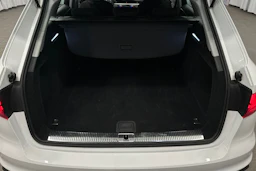 valkoinen Audi A4 2023 kuva 26.