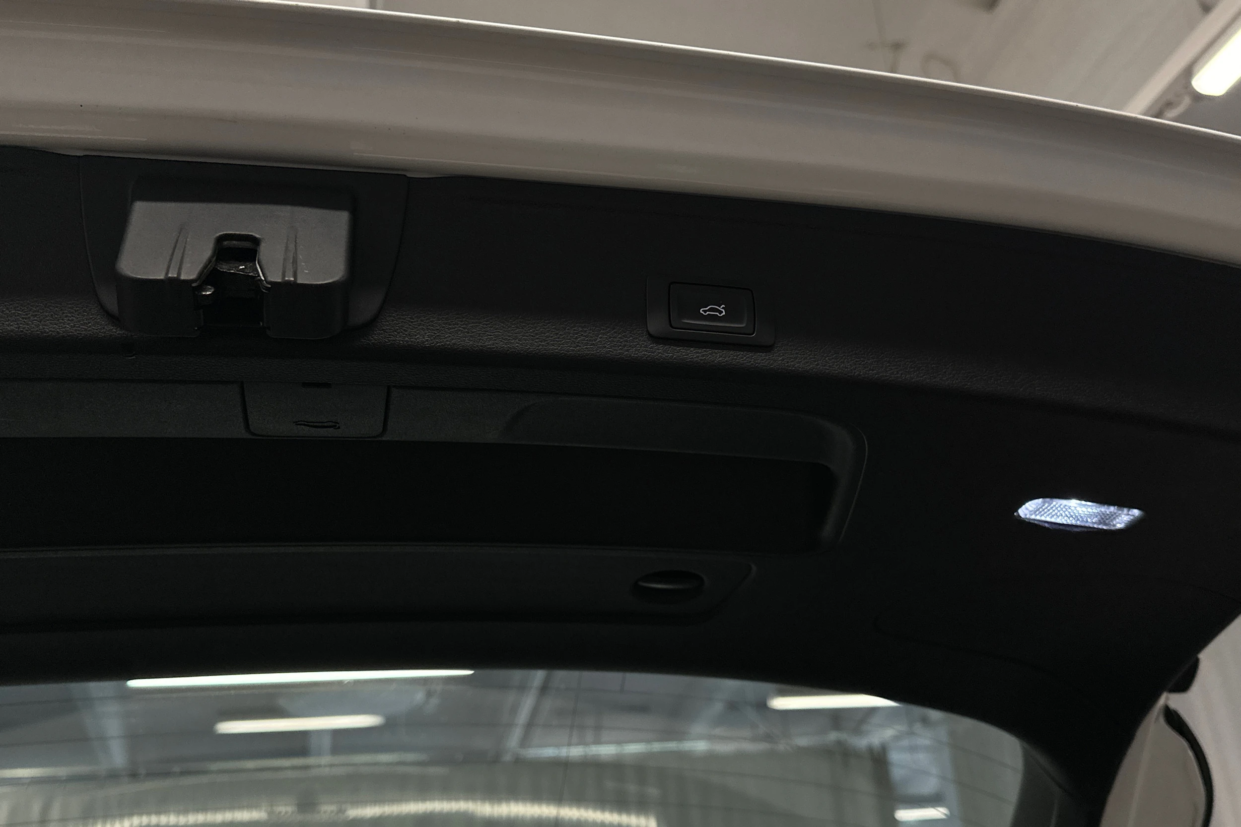 valkoinen Audi A4 2023 kuva 28.