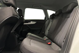 valkoinen Audi A4 2023 kuva 11.