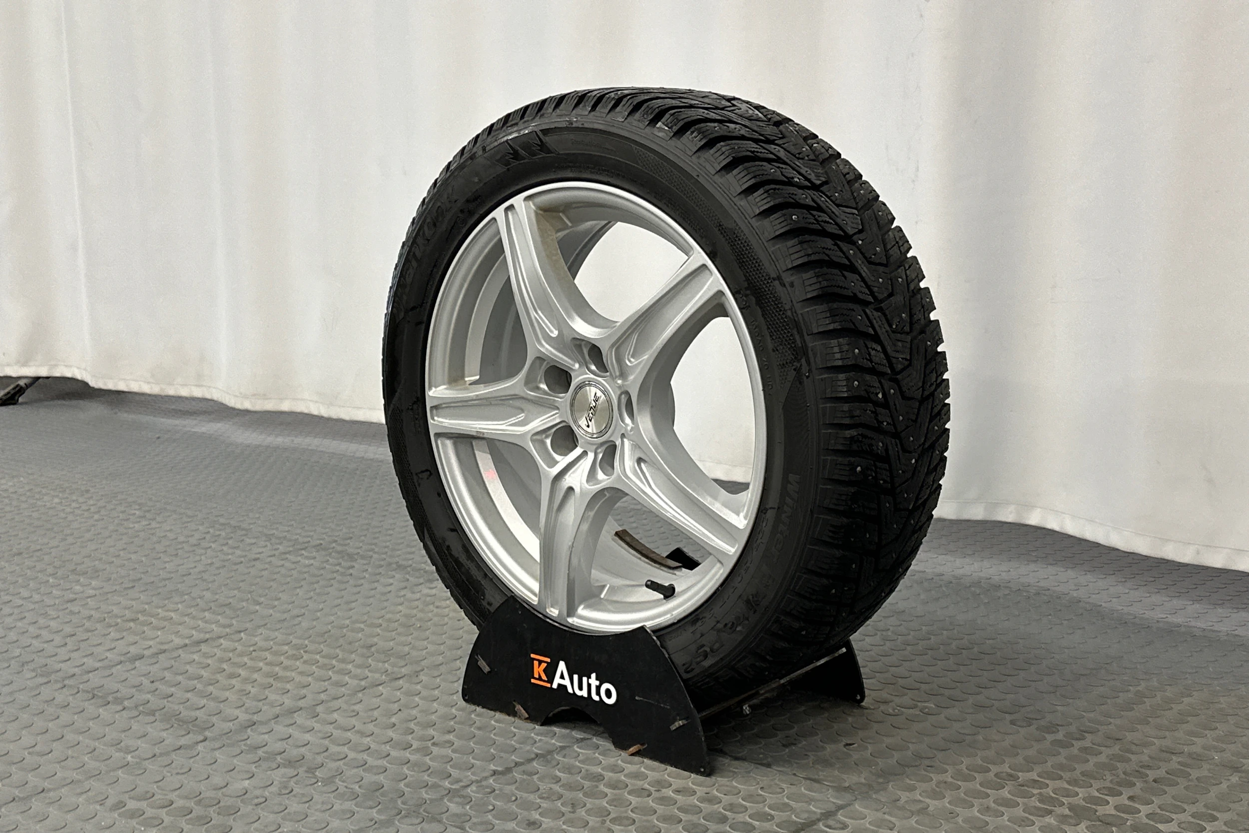 valkoinen Audi A4 2023 kuva 13.