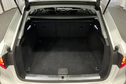 valkoinen Audi A4 2023 kuva 15.