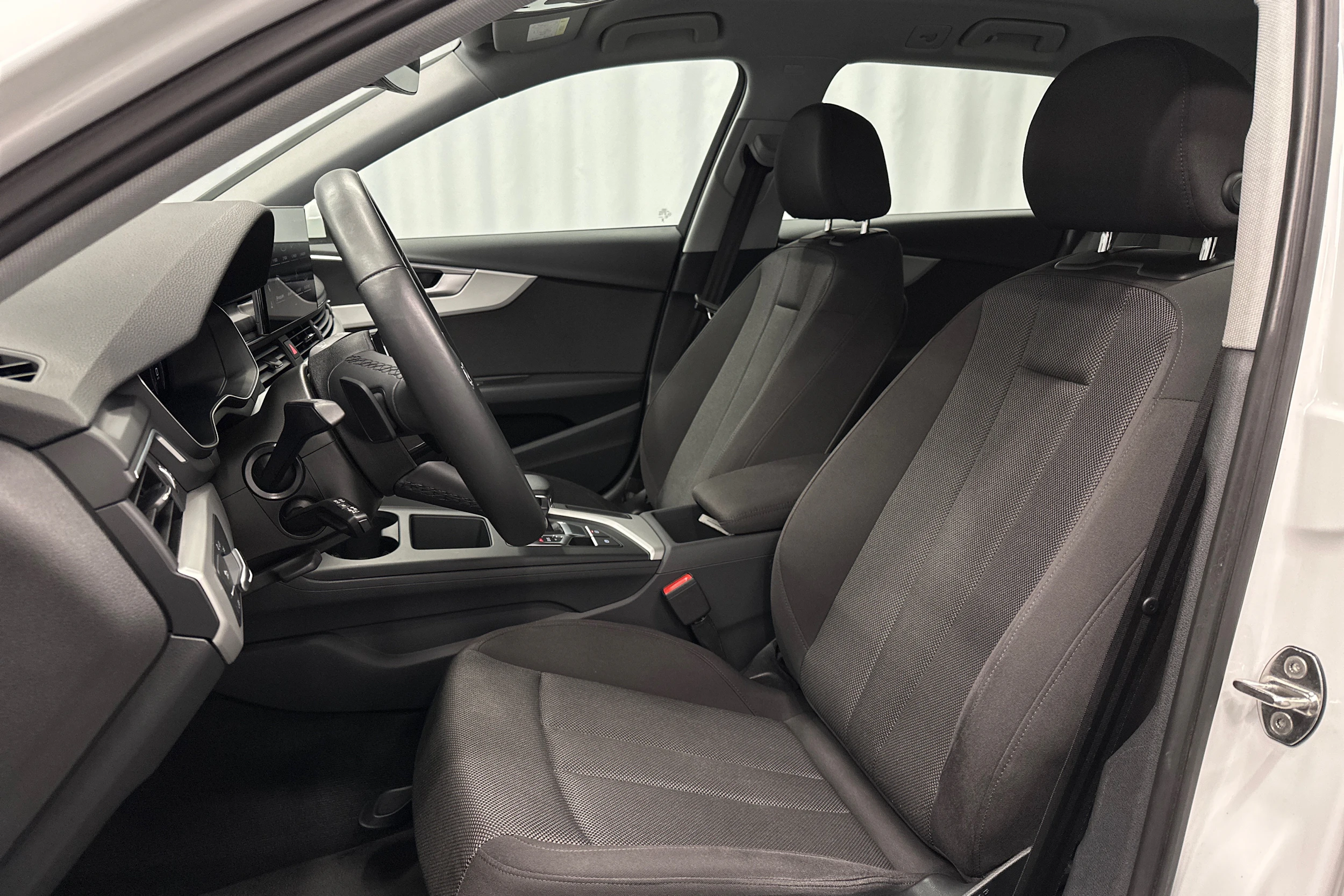 valkoinen Audi A4 2023 kuva 18.