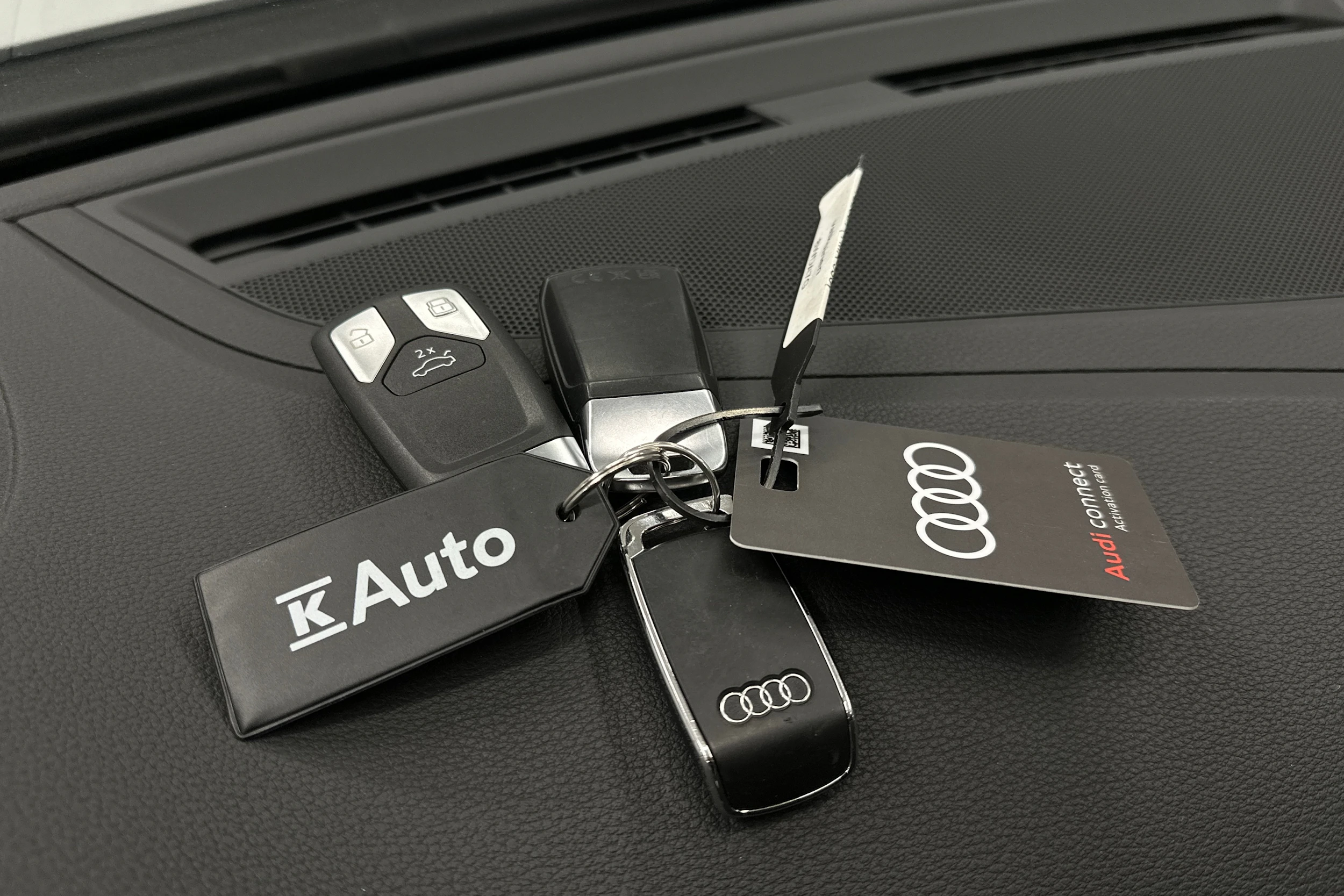 valkoinen Audi A4 2023 kuva 30.