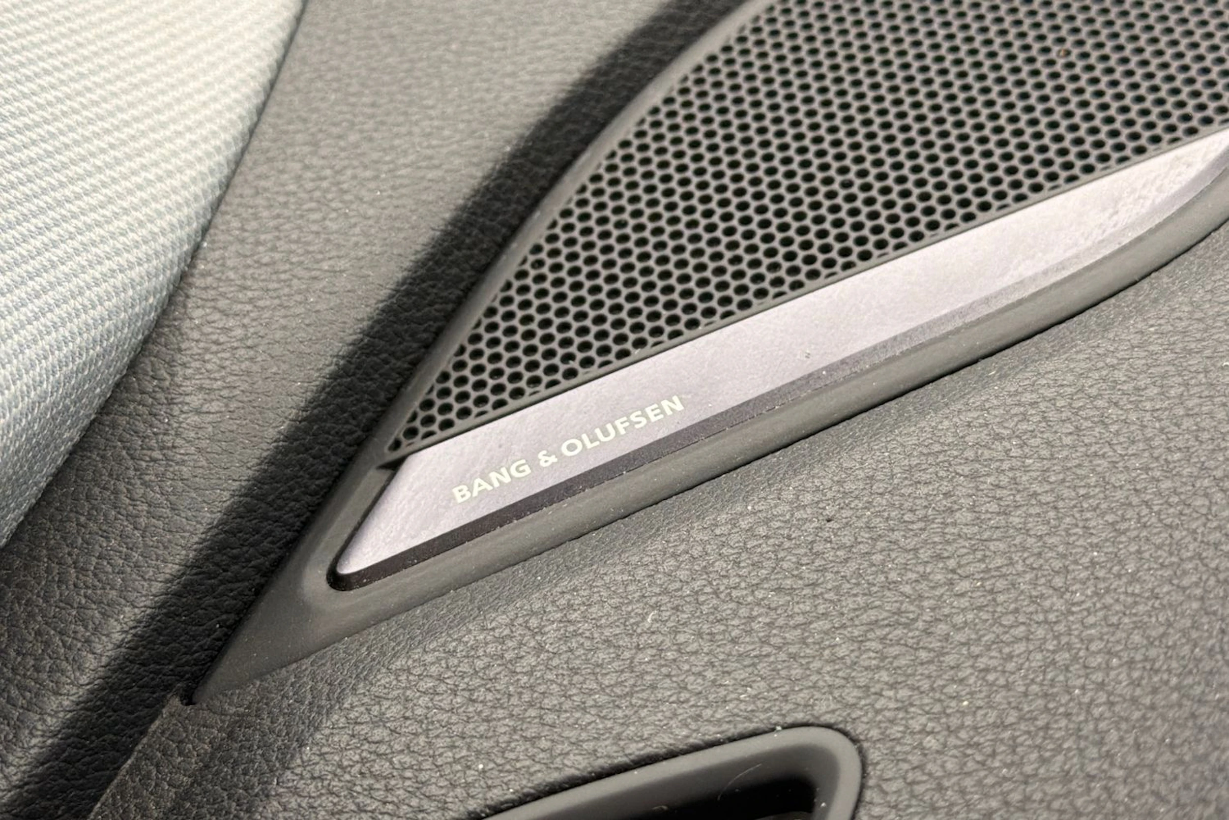 valkoinen Audi A4 2023 kuva 21.