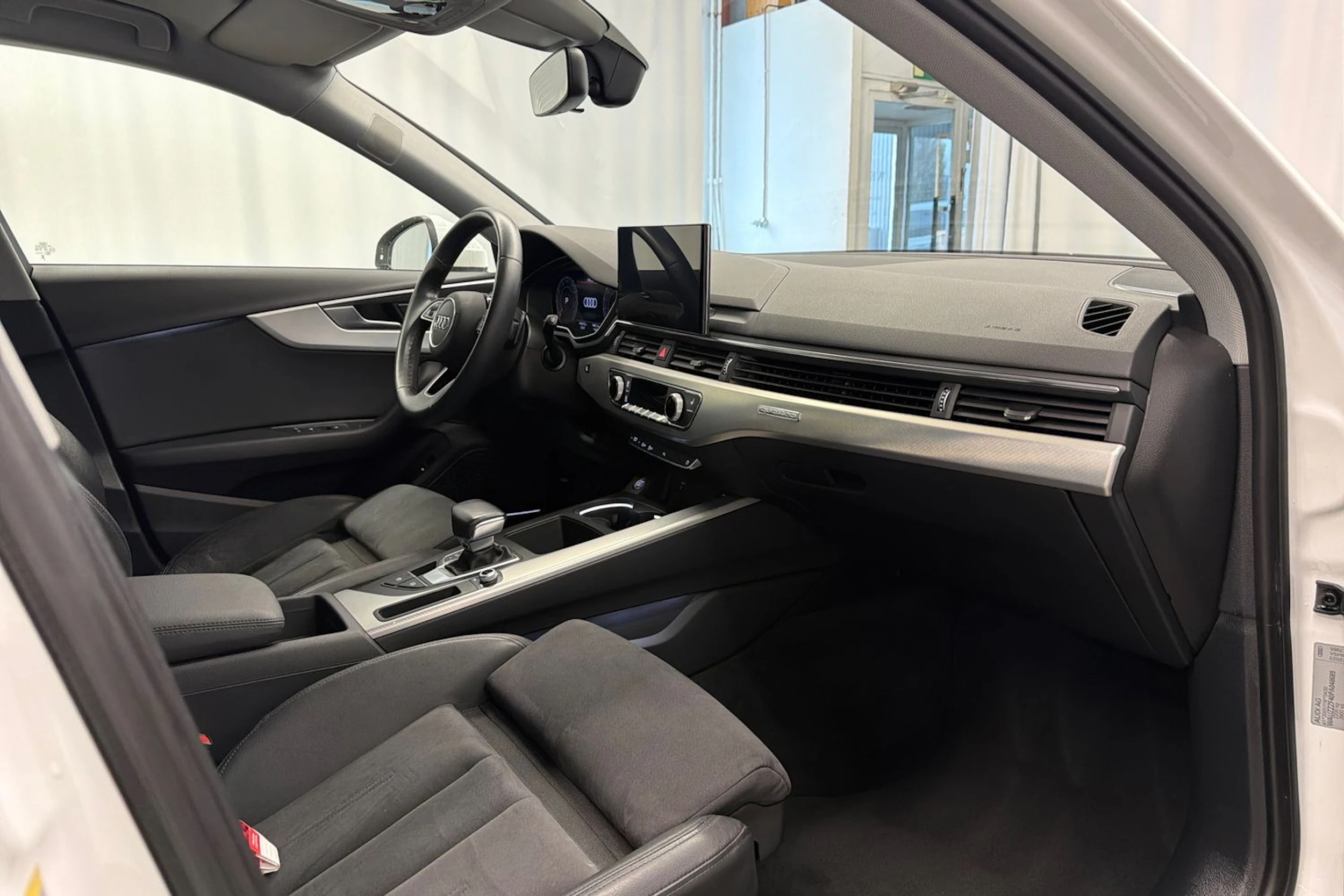 valkoinen Audi A4 2023 kuva 22.
