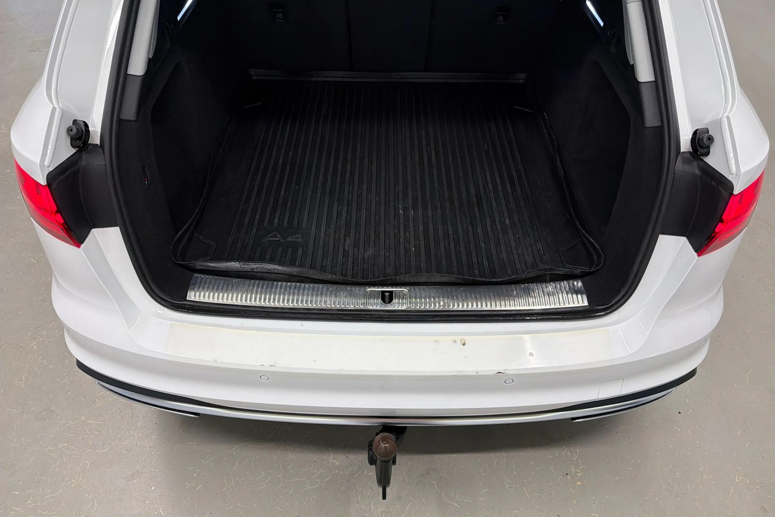 valkoinen Audi A4 2023 kuva 24.