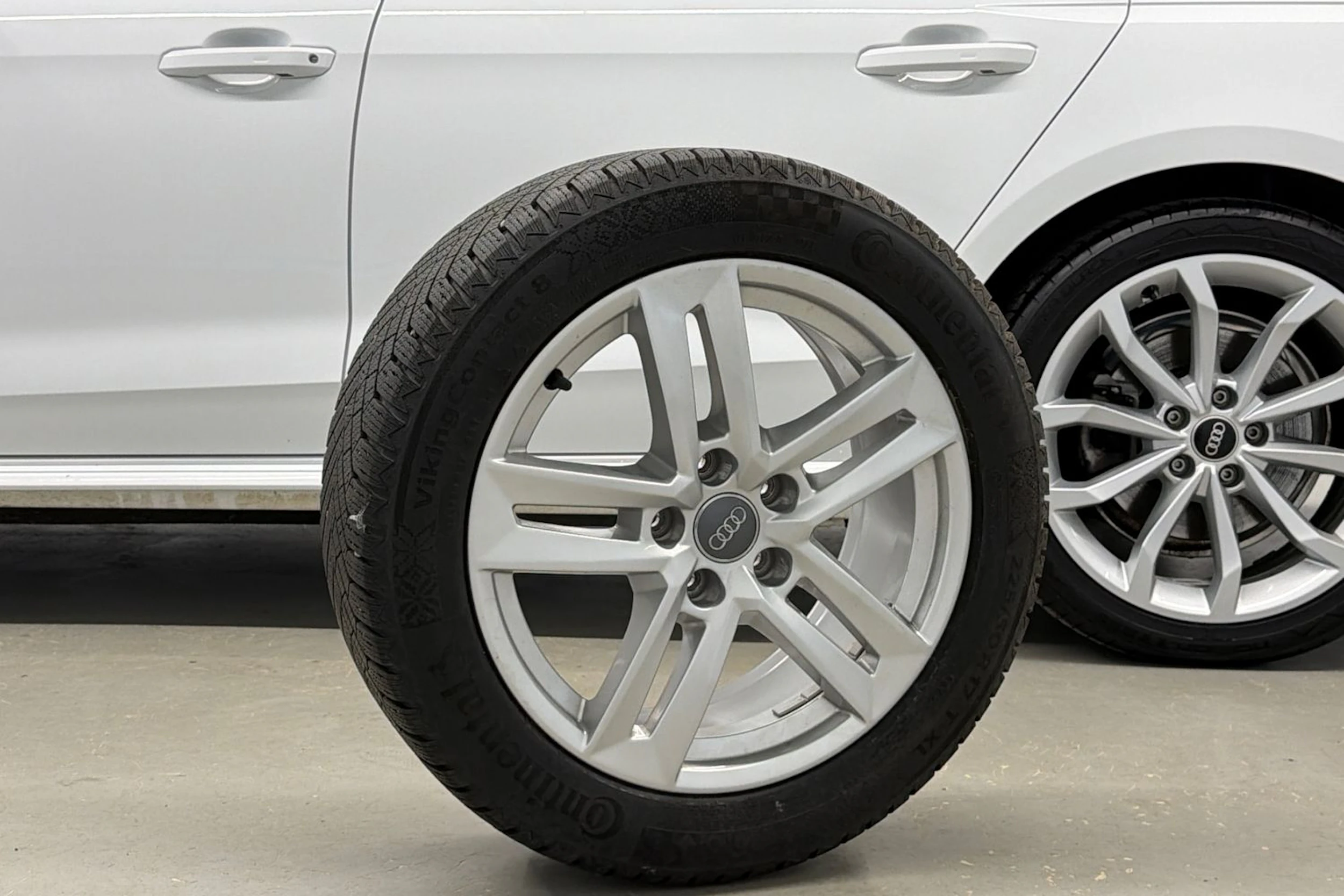 valkoinen Audi A4 2023 kuva 25.
