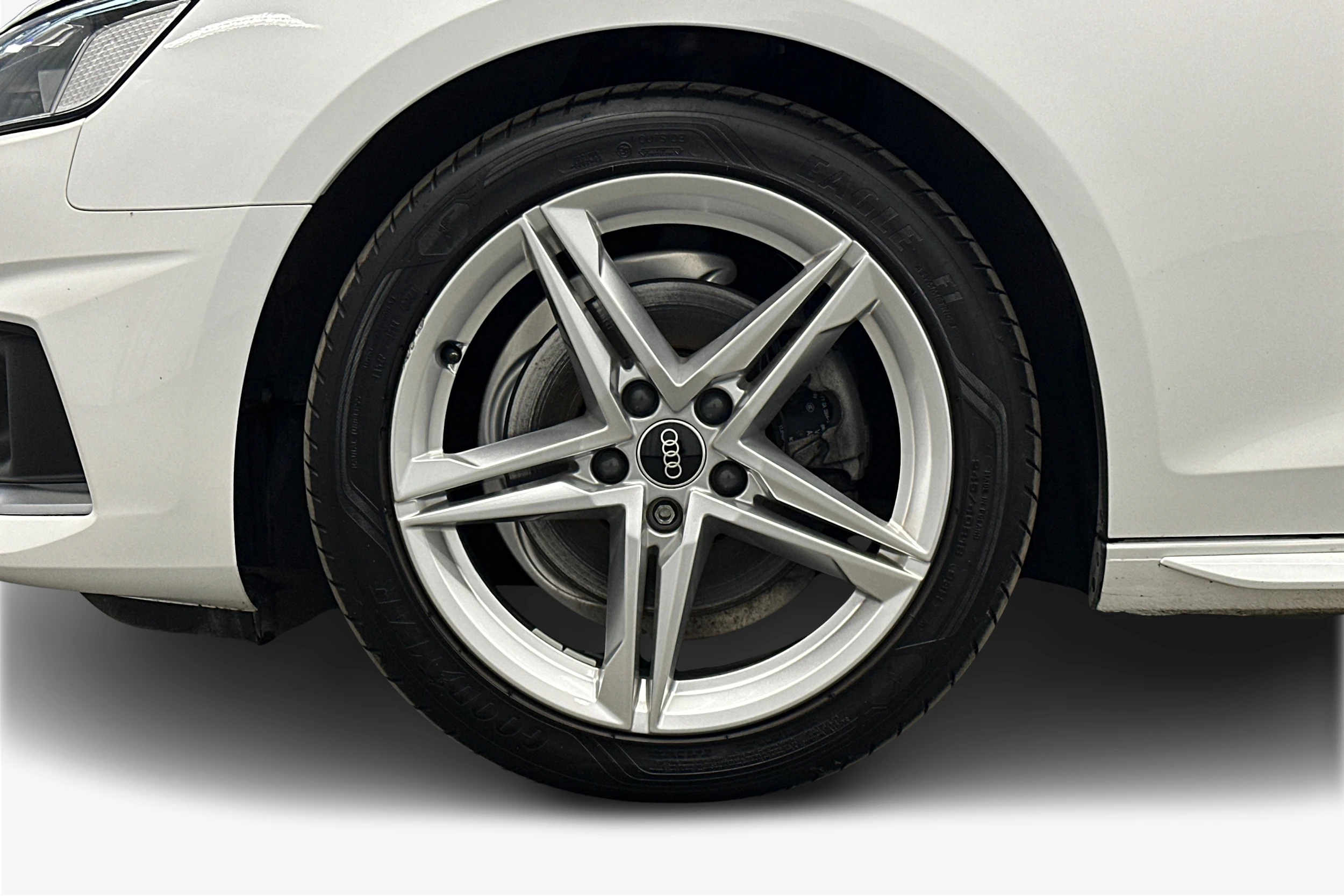 valkoinen Audi A4 2023 kuva 9.