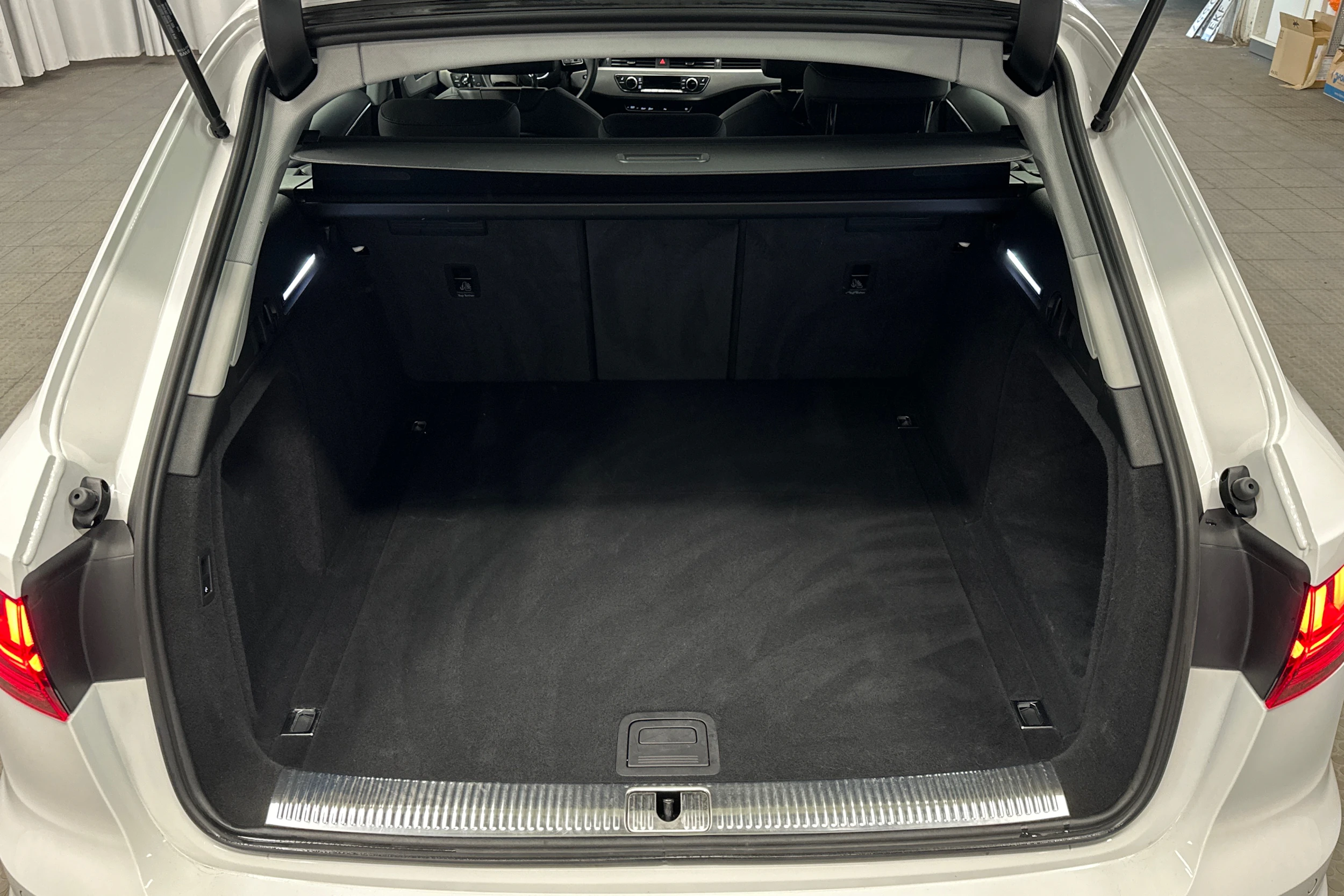 valkoinen Audi A4 2023 kuva 11.