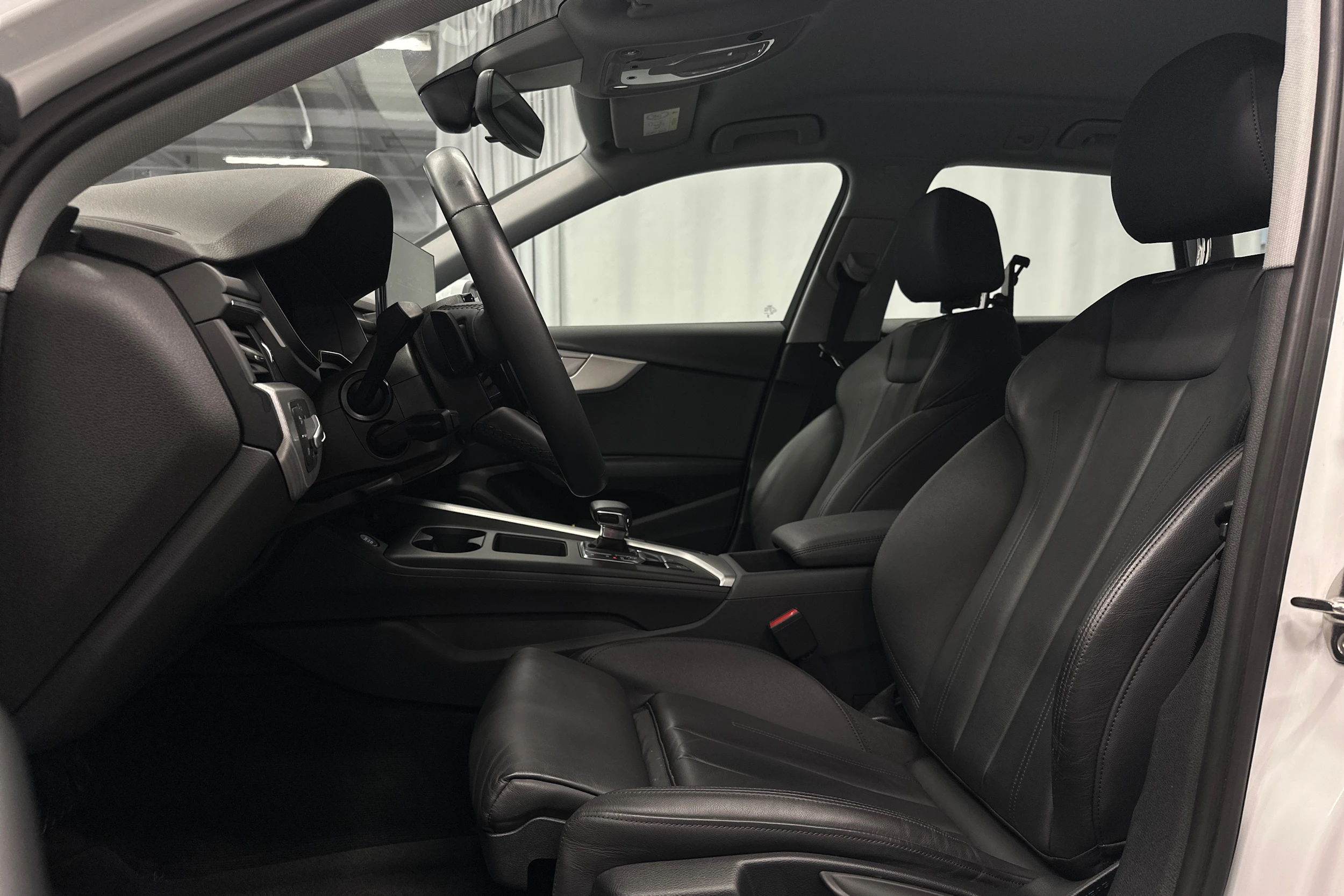 valkoinen Audi A4 2023 kuva 15.