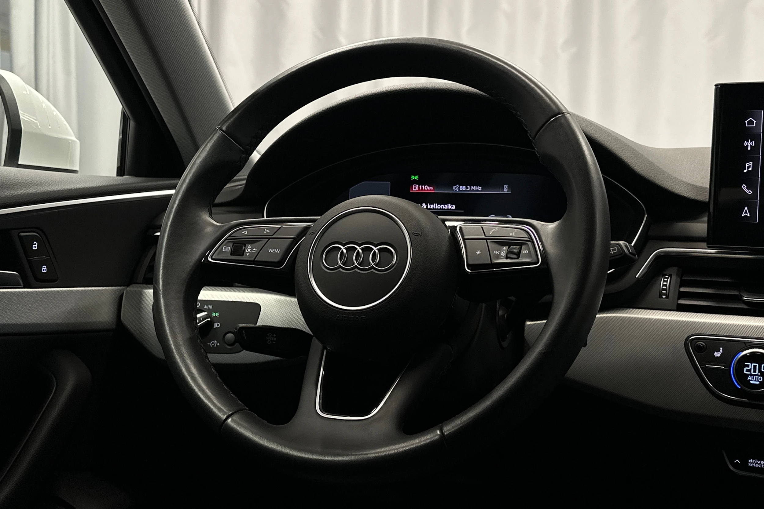 valkoinen Audi A4 2023 kuva 16.