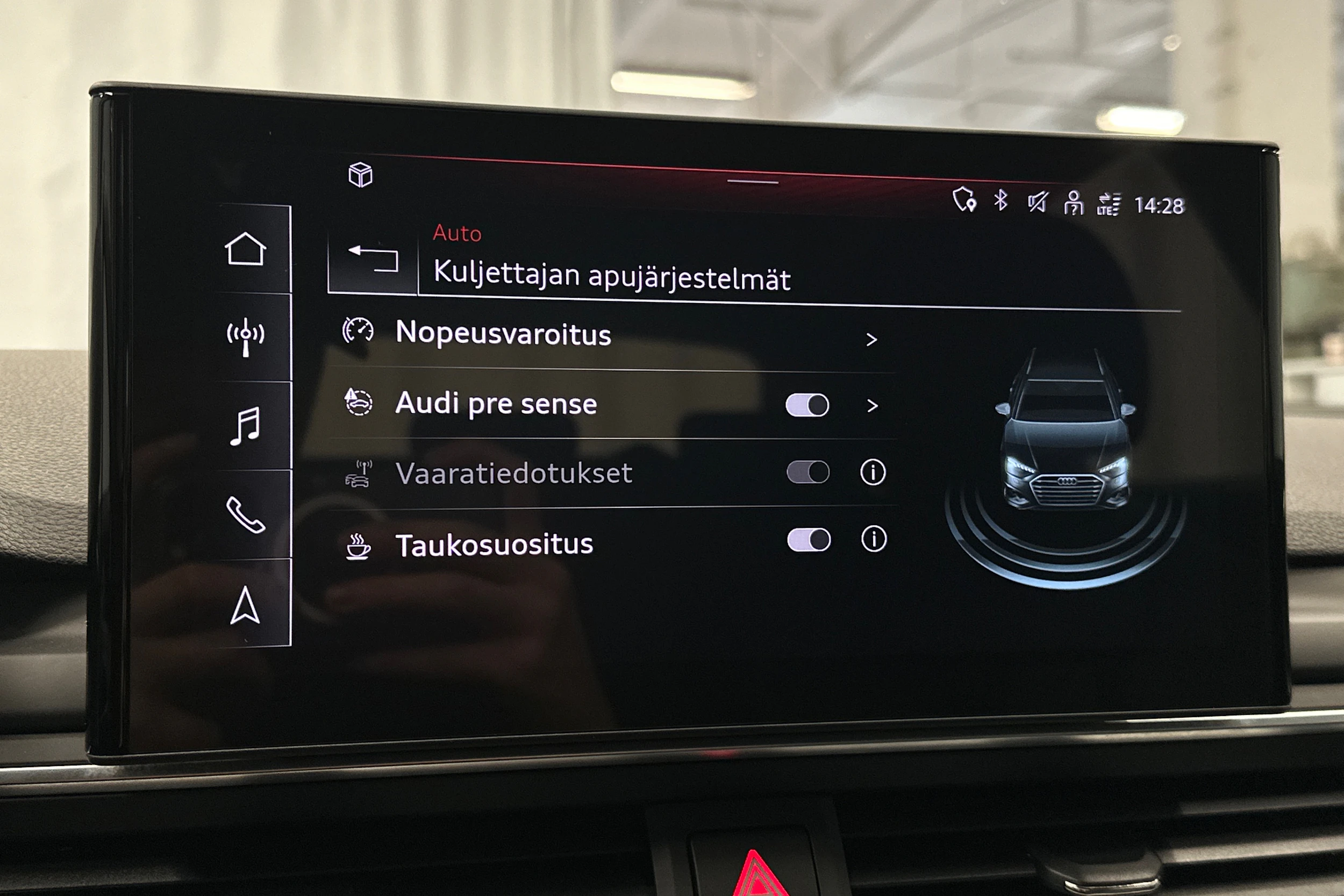 valkoinen Audi A4 2023 kuva 23.