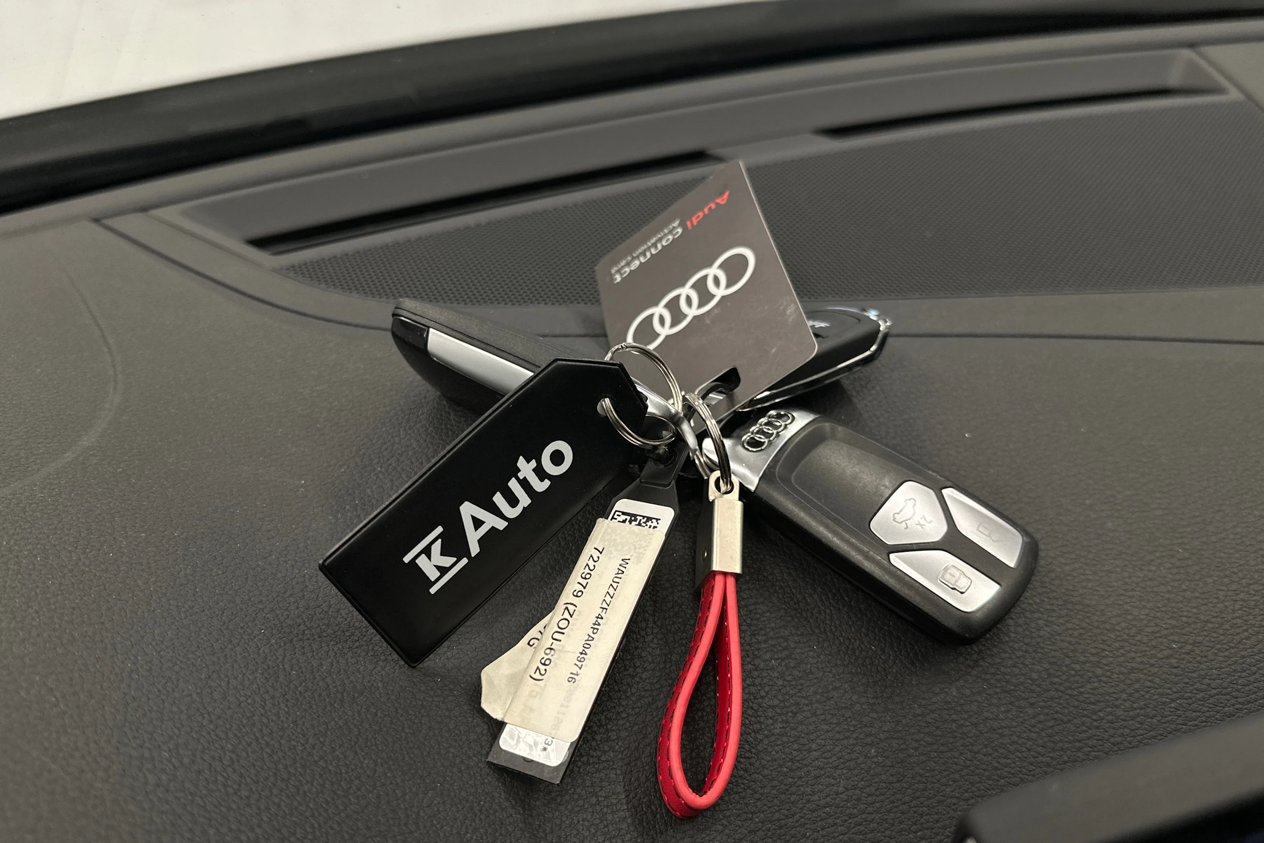 valkoinen Audi A4 2023 kuva 27.