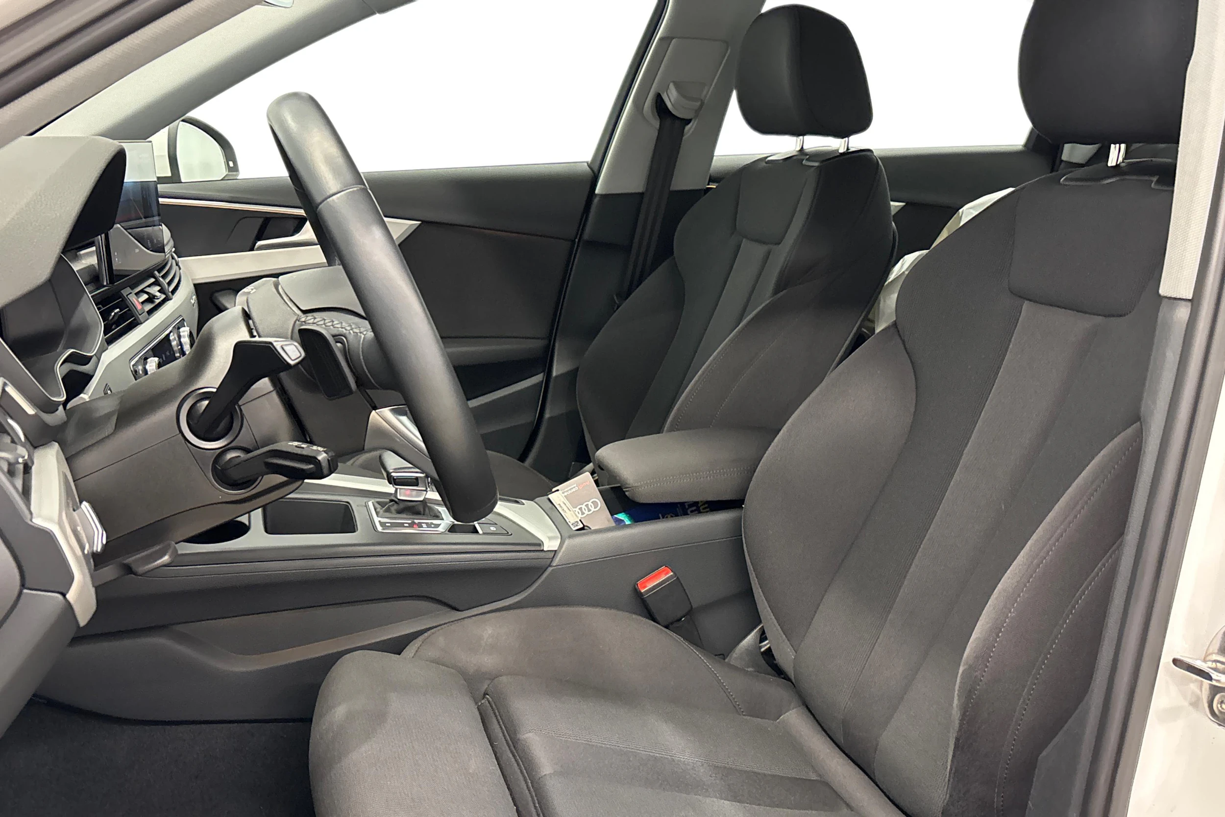 valkoinen Audi A4 2023 kuva 7.