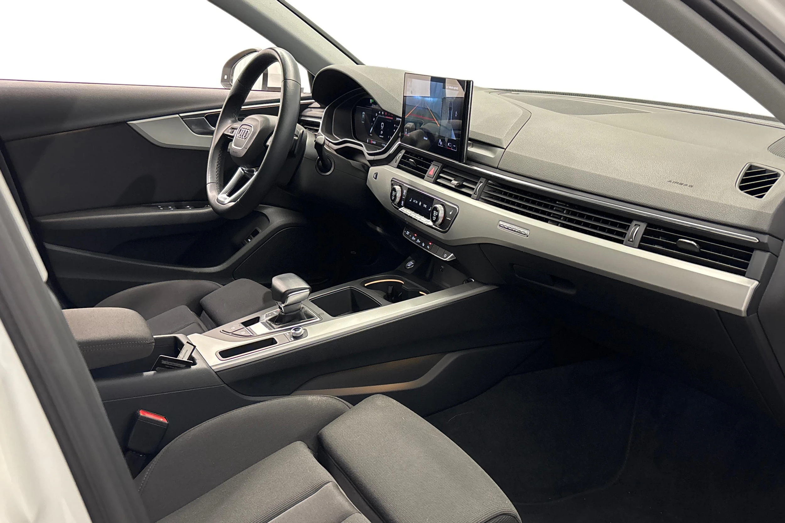 valkoinen Audi A4 2023 kuva 8.